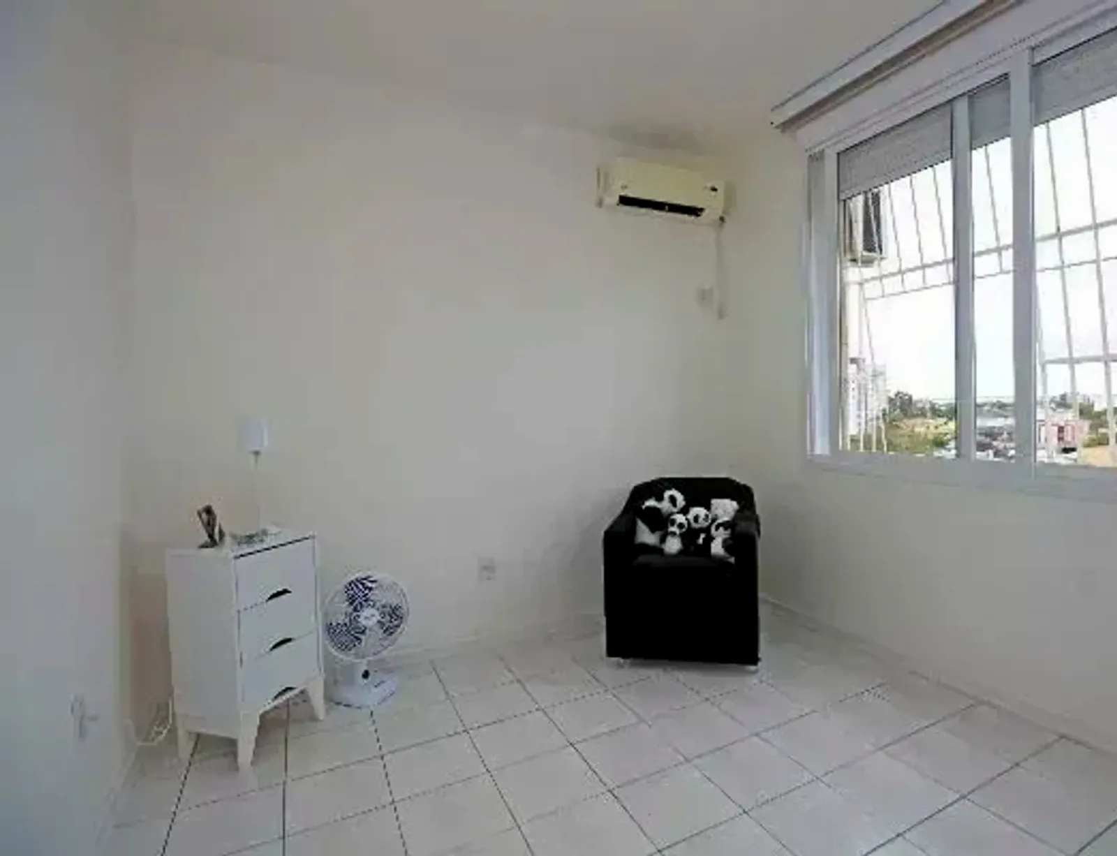 Segundo dormitório com split e janela ampla