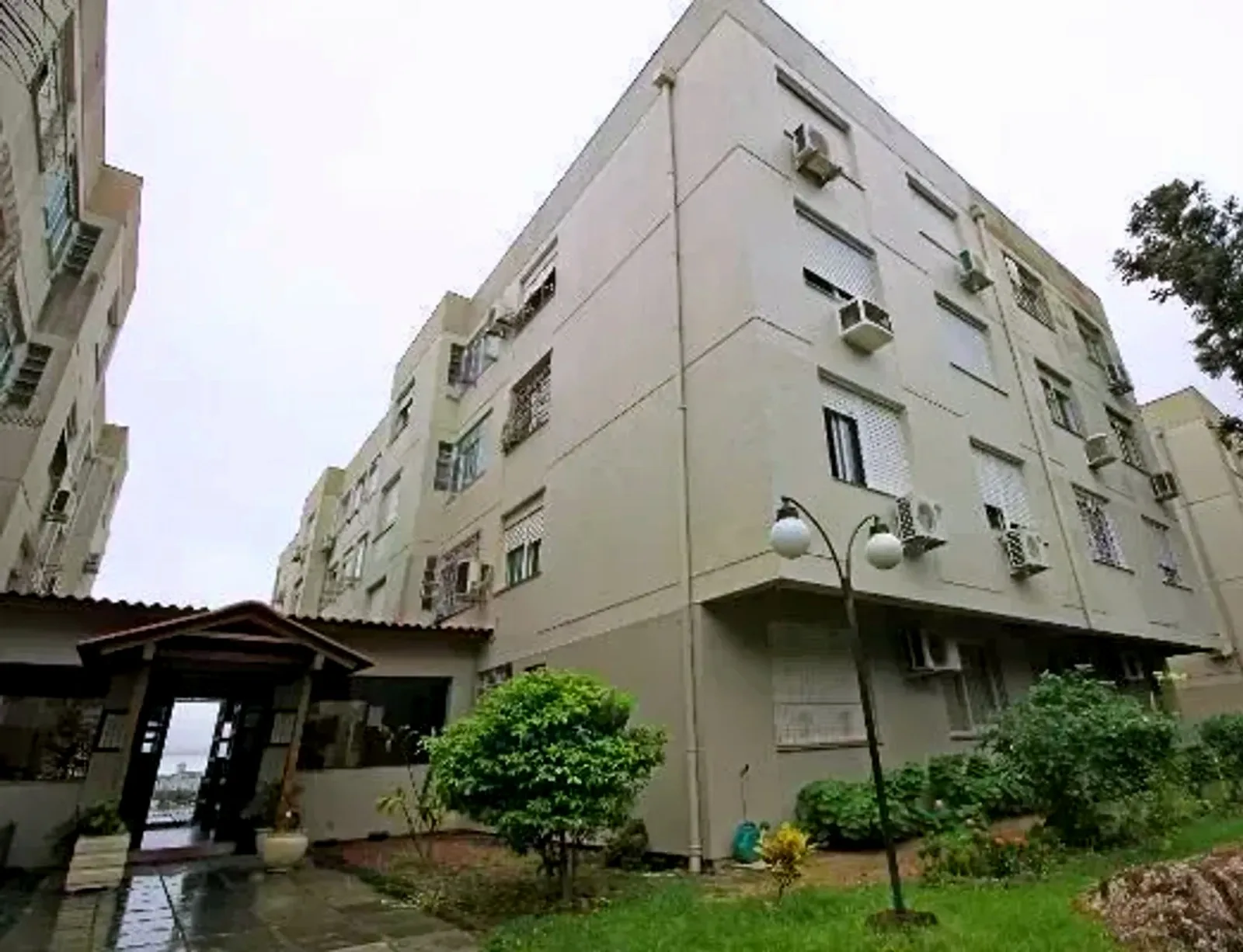 Blocos do condomínio com jardim