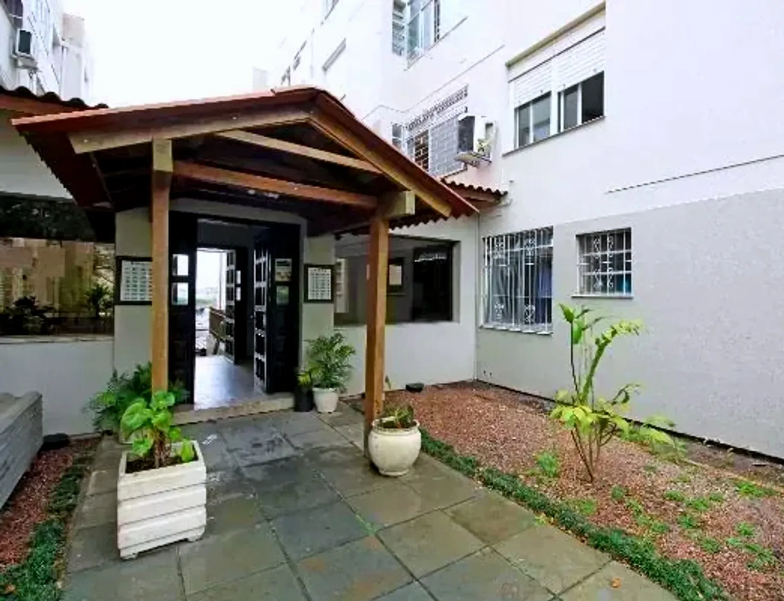 Hall de entrada com pergolado