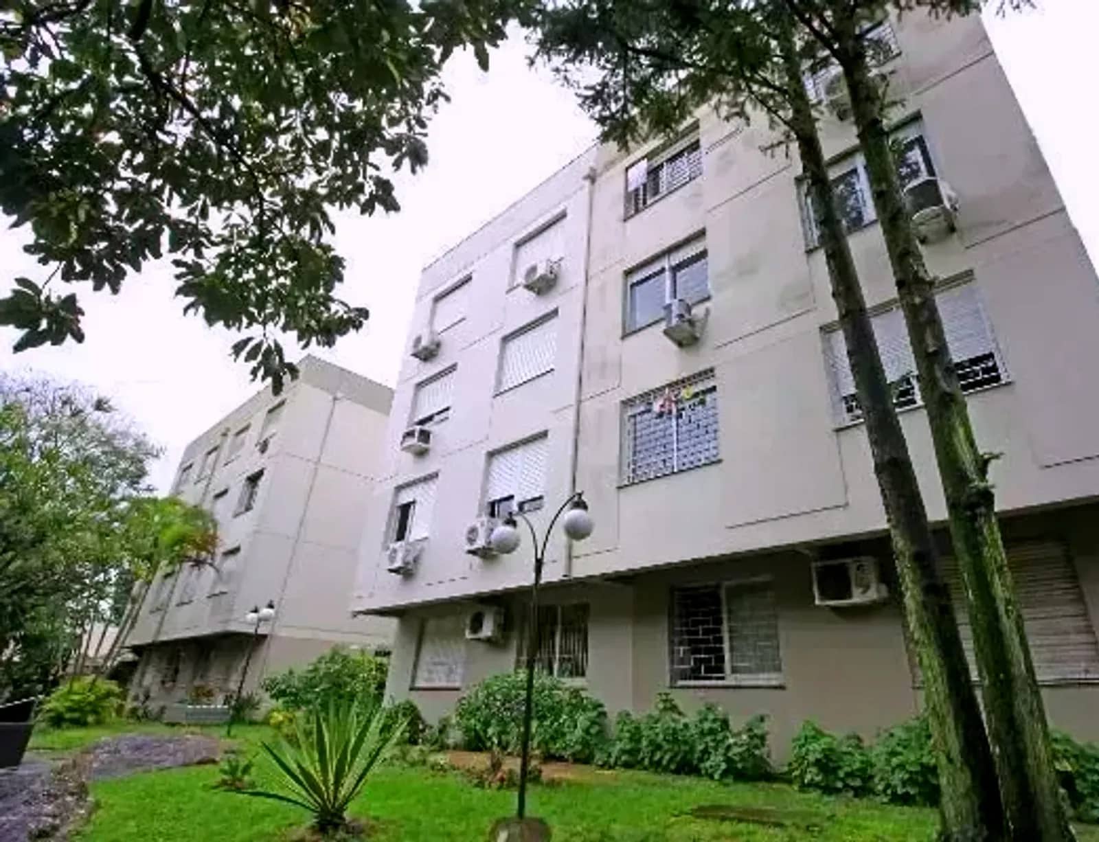 Bloco do condomínio entre as árvores