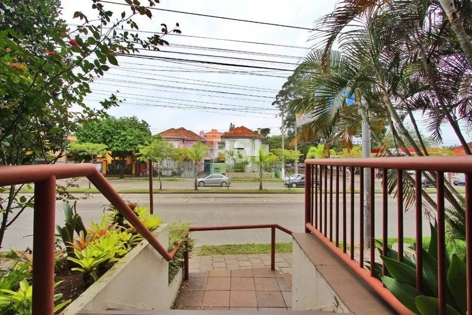 Entrada ajardinada do prédio na Avenida Teresópolis