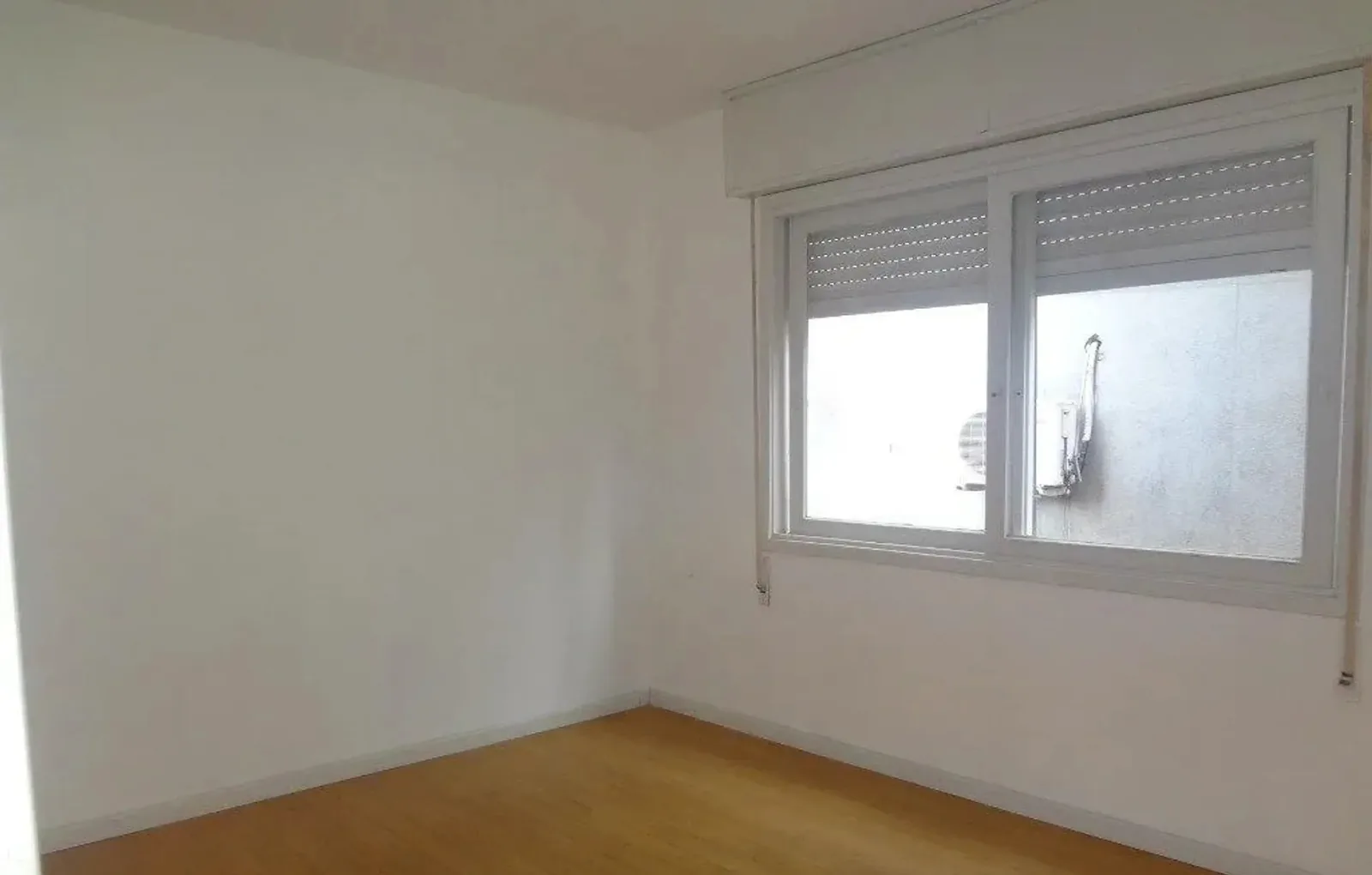 Quarto com janela ampla
