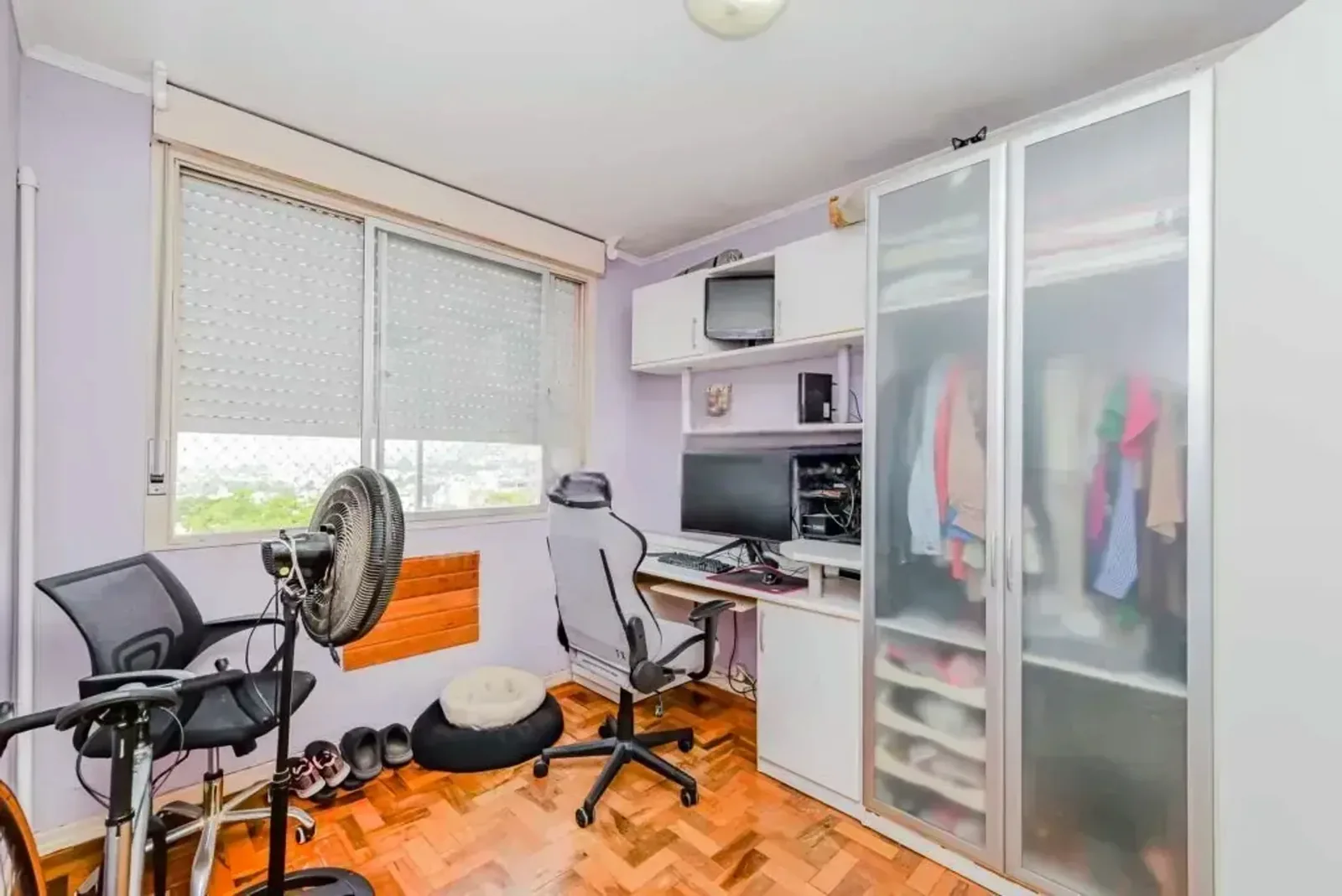 Segundo quarto com armário