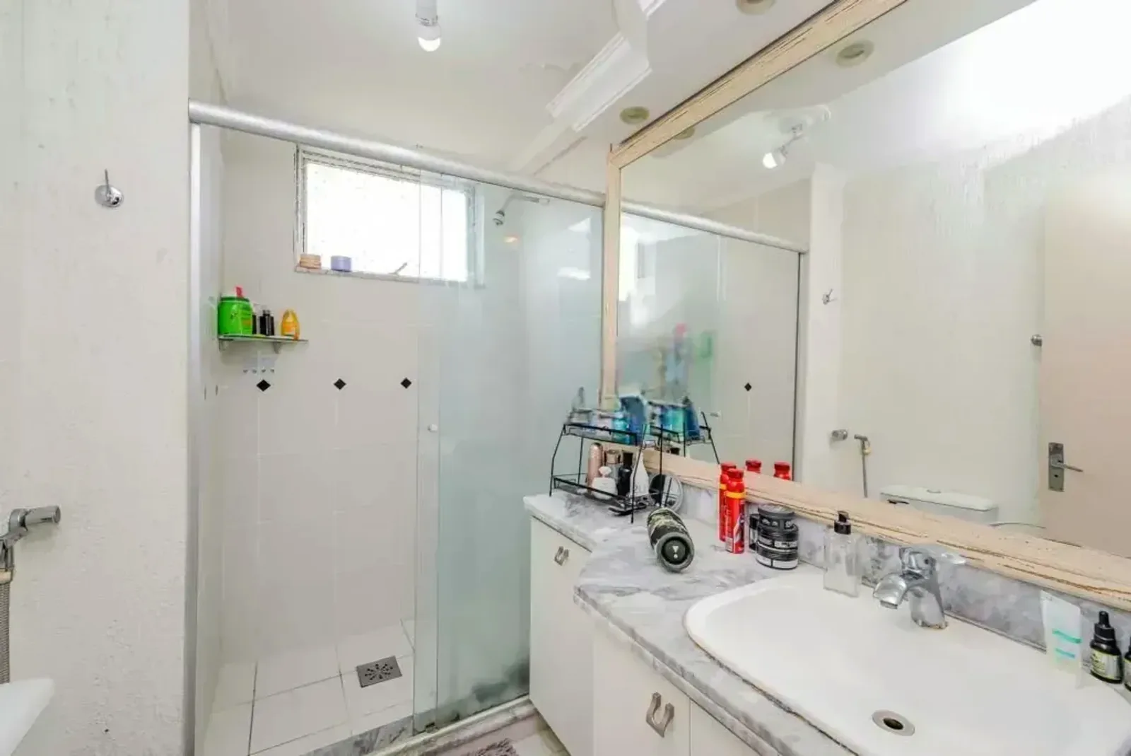 Banheiro com box de vidro