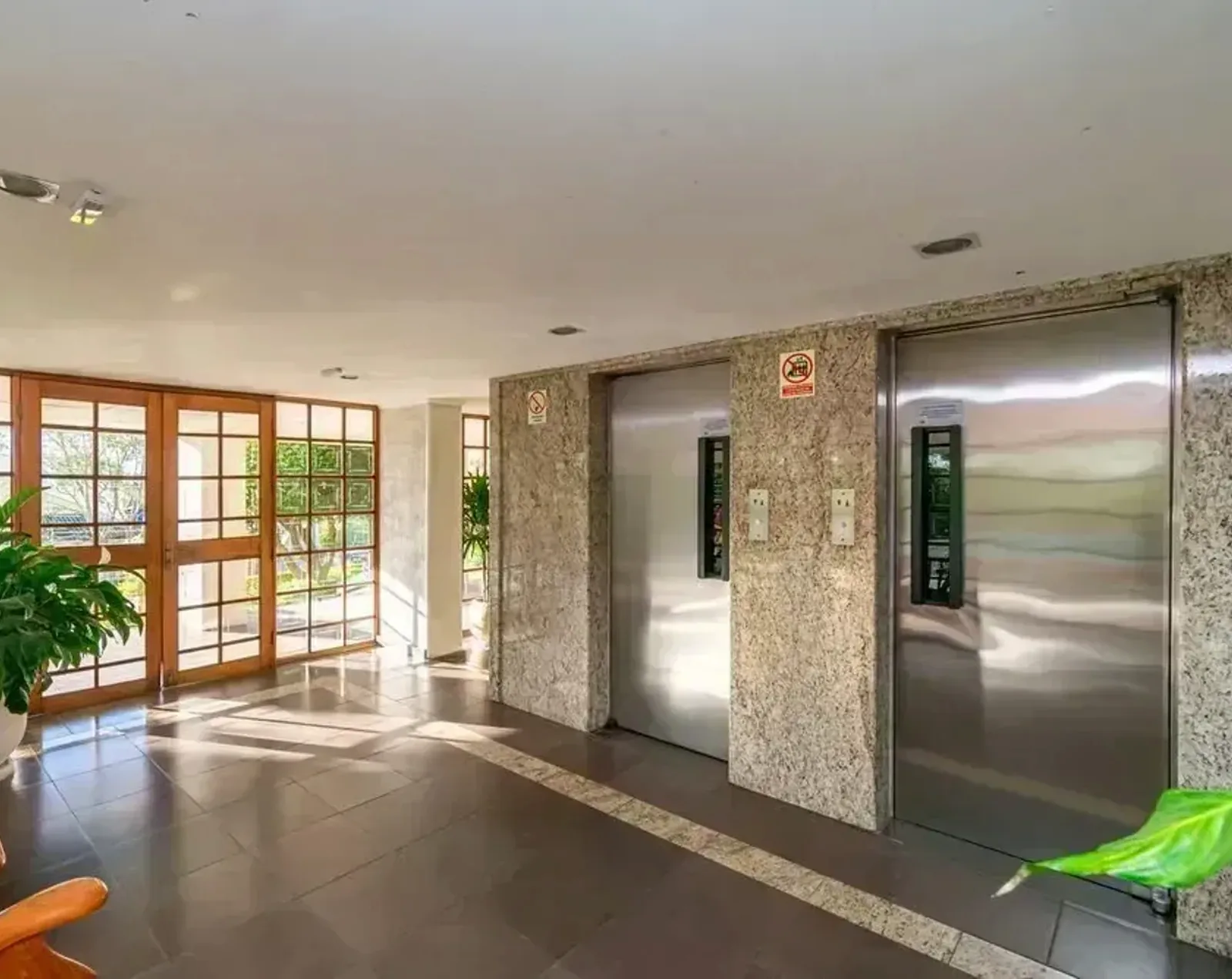 Hall de entrada com elevadores