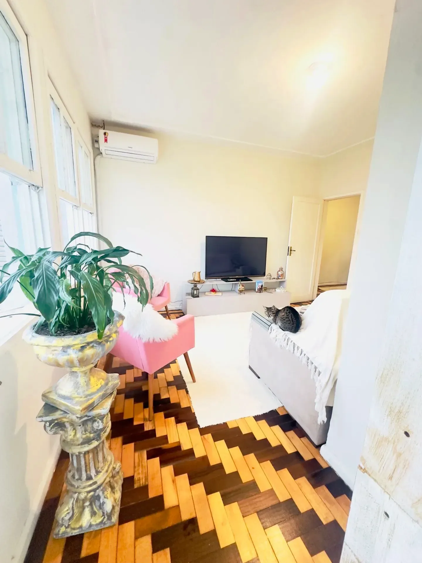 Sala com parquet em desenho