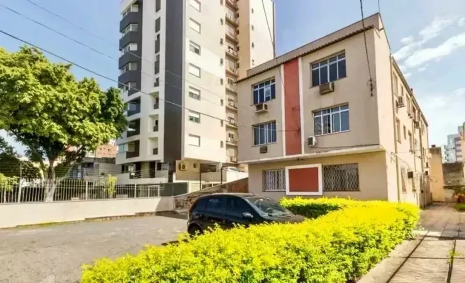 Fachada do prédio de dois andares na Rua Barbedo, Menino Deus