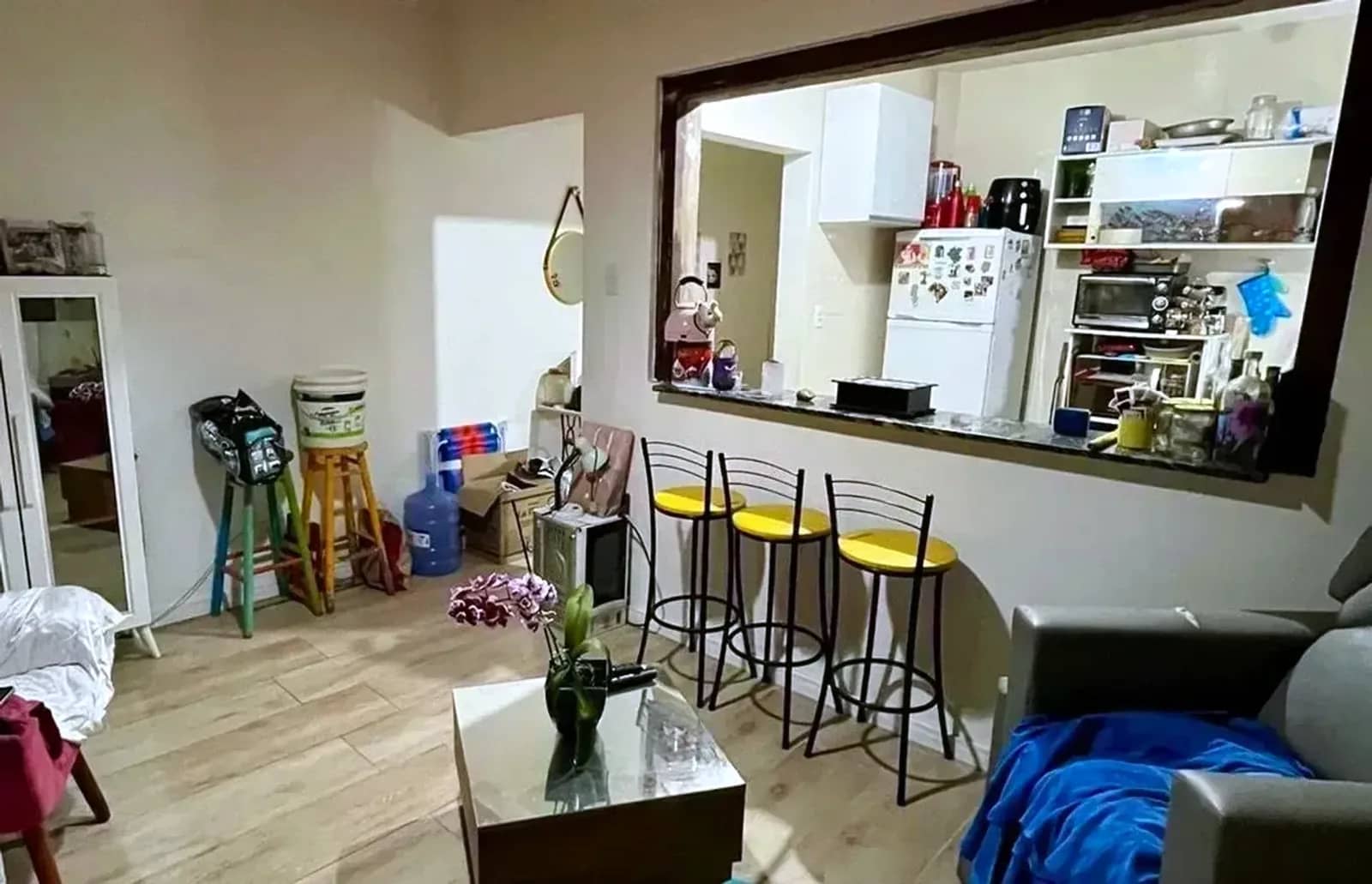 Living com balcão para a cozinha