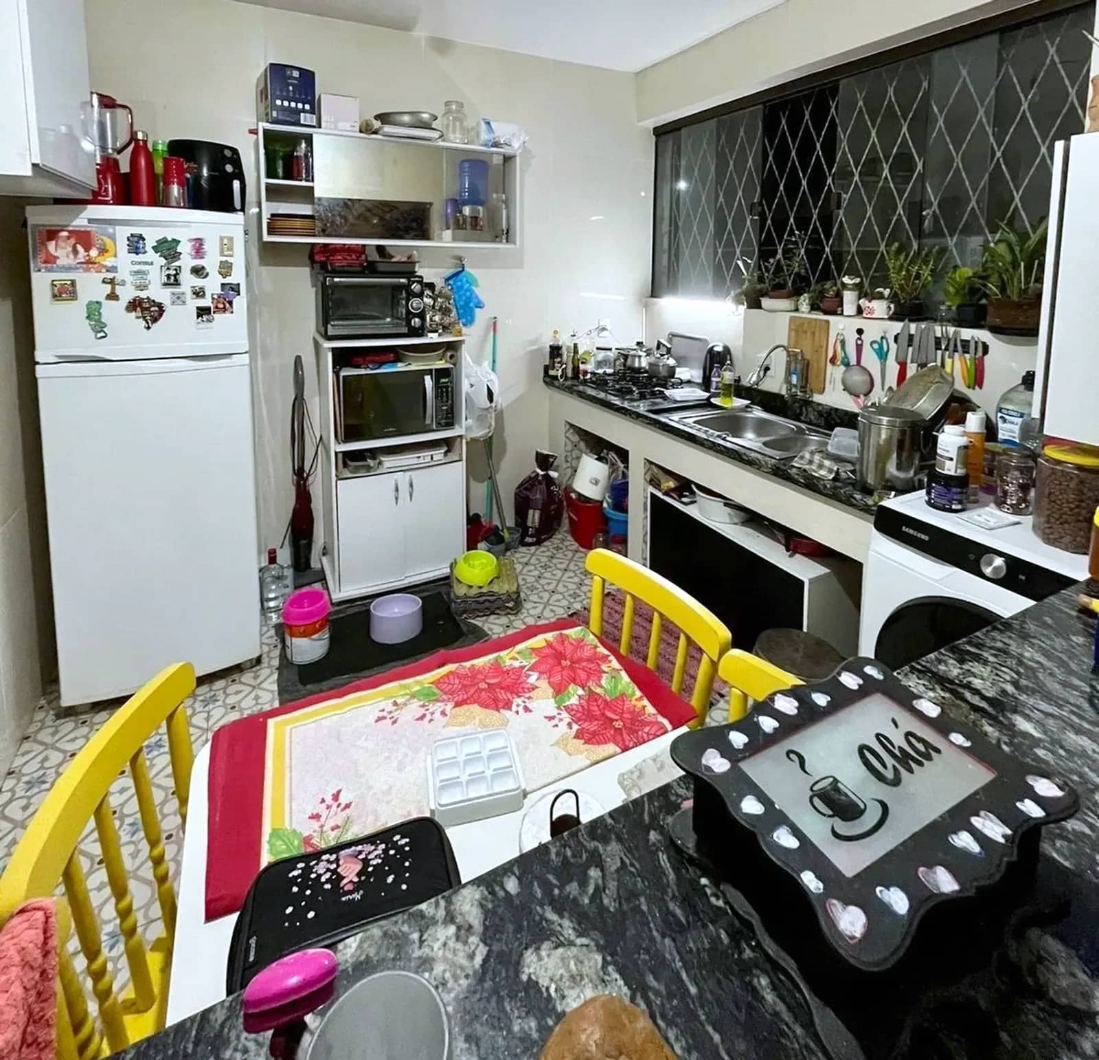 Cozinha com armários e mesa