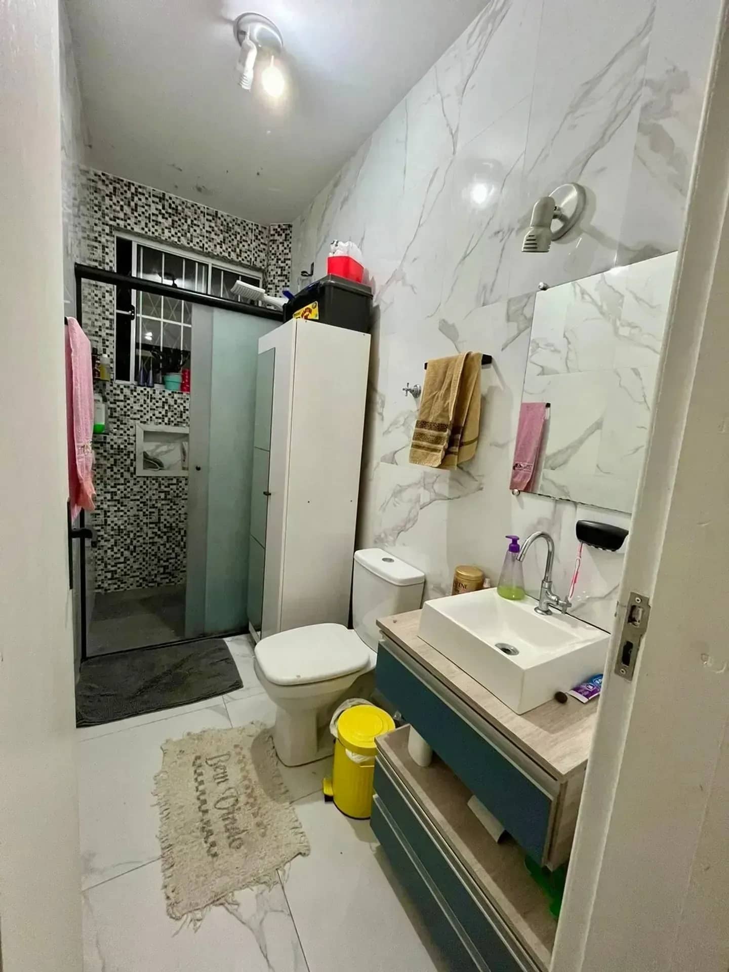 Banheiro social com box de vidro
