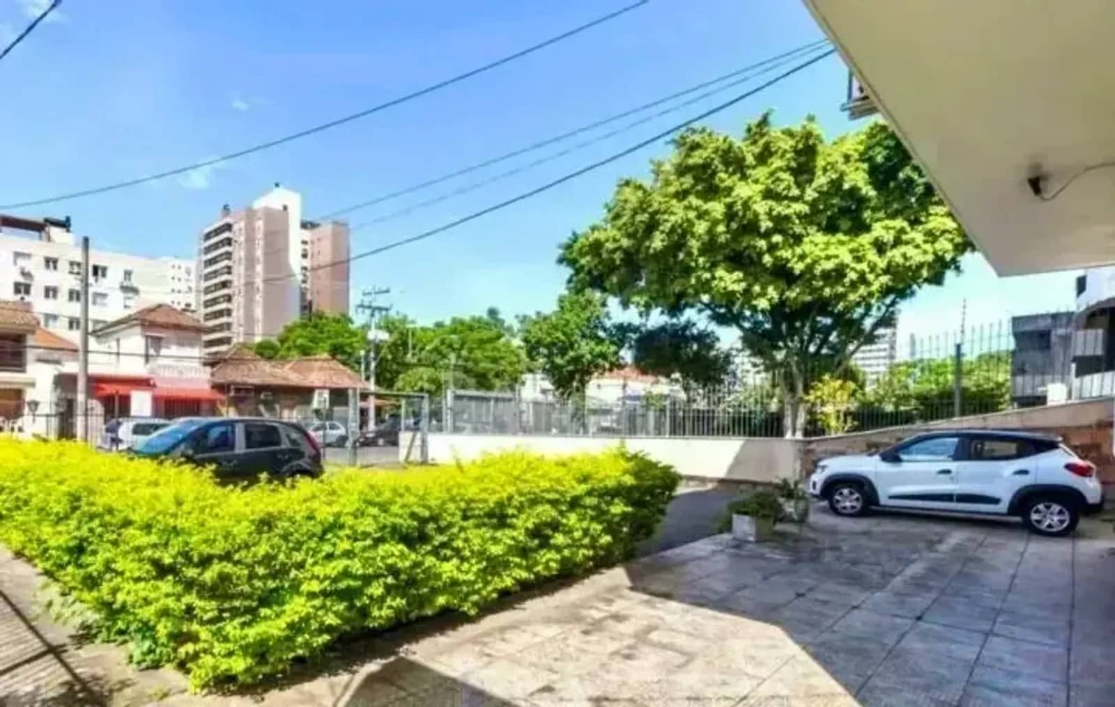 Jardim e estacionamento na frente do prédio