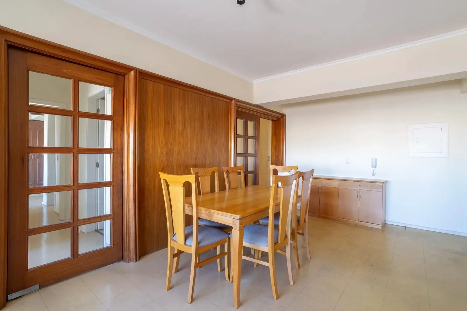 Sala de jantar com porta de madeira e vidro