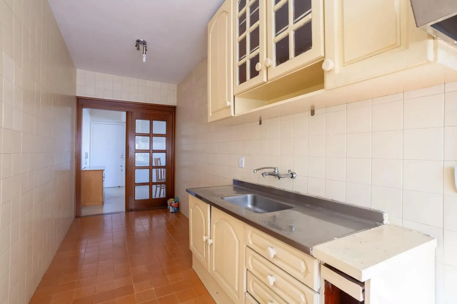 Cozinha com armários e bancada