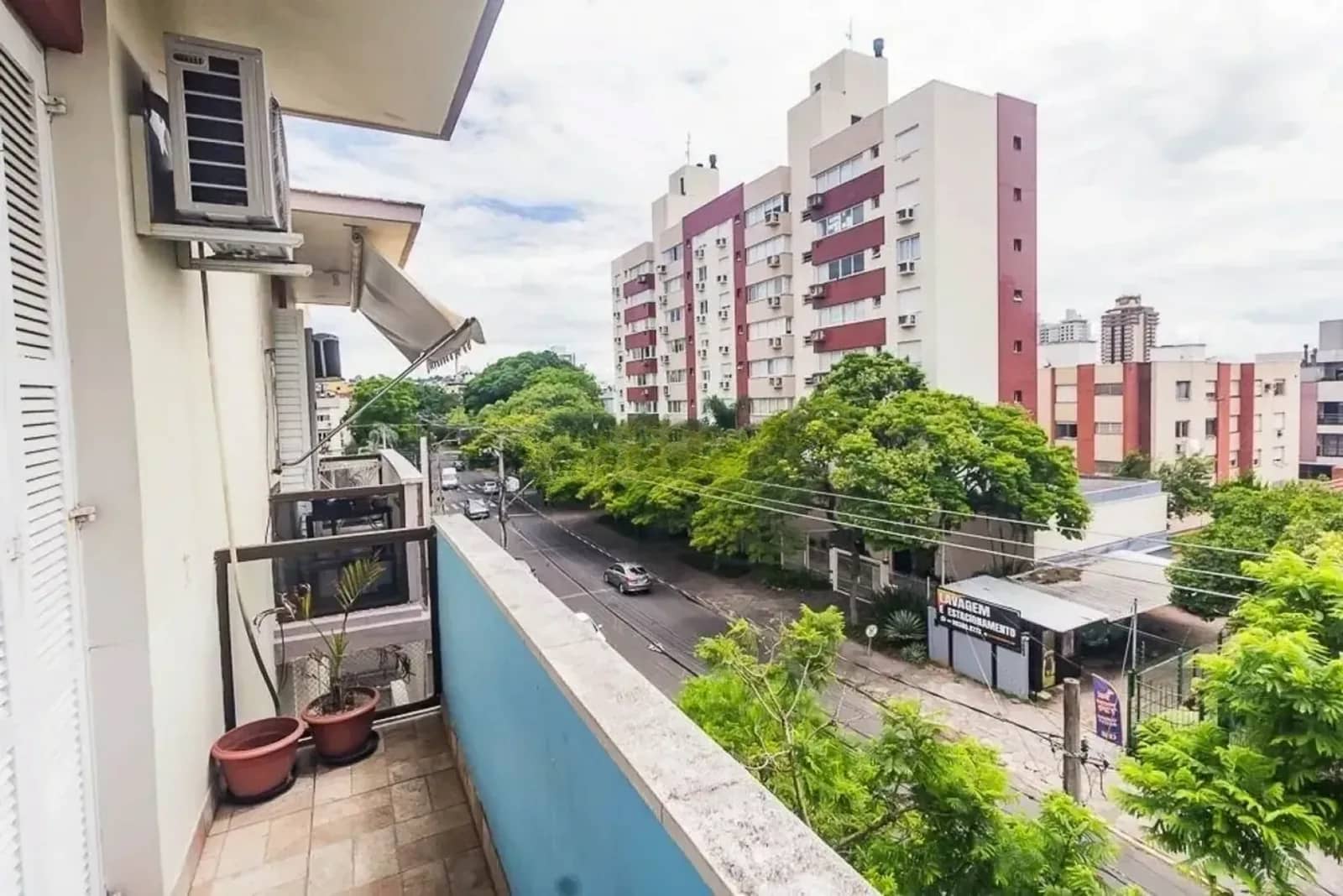 Sacada com vista arborizada do bairro