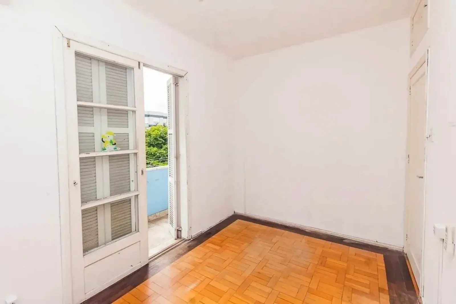 Dormitório com porta para a sacada