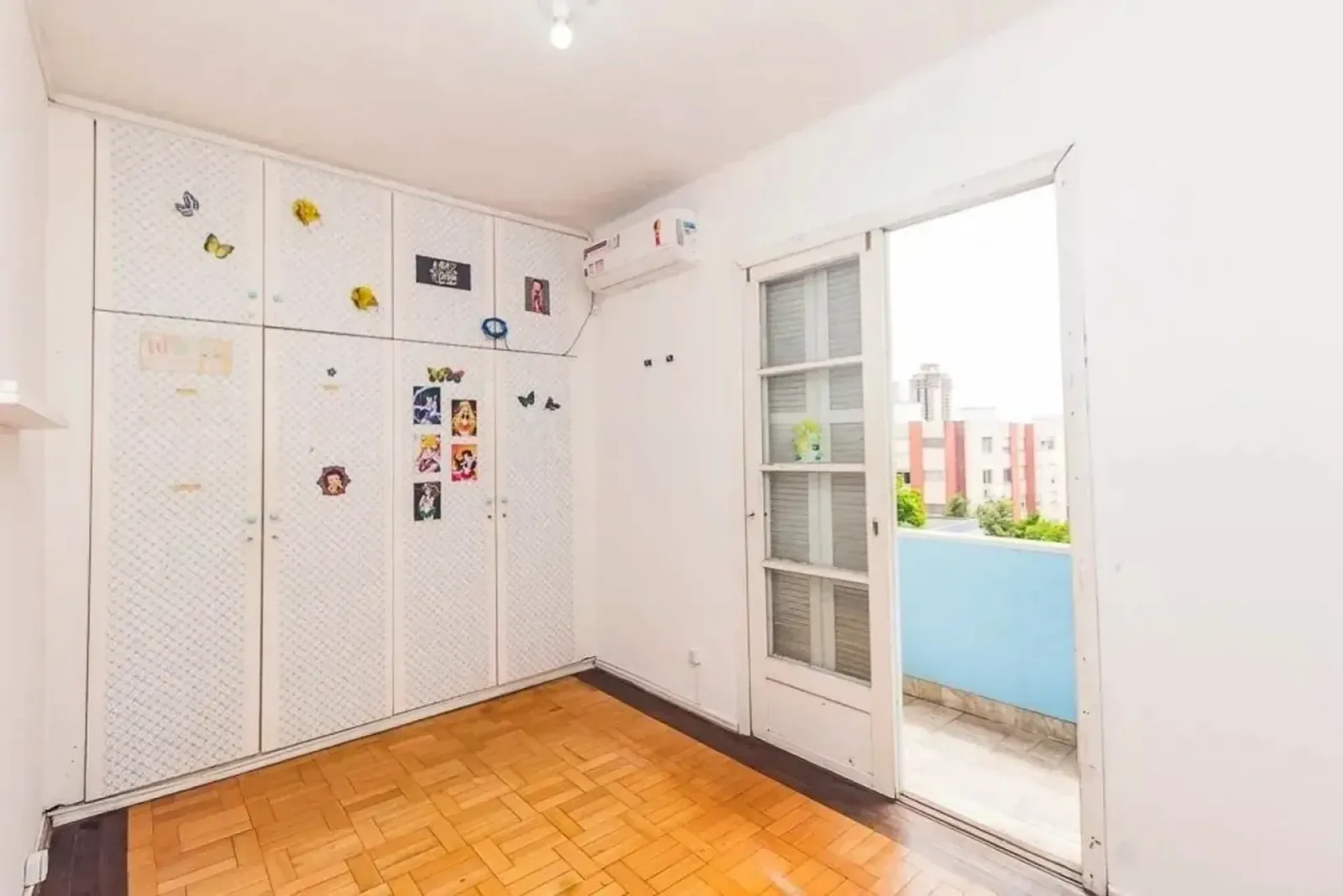 Dormitório com armários embutidos