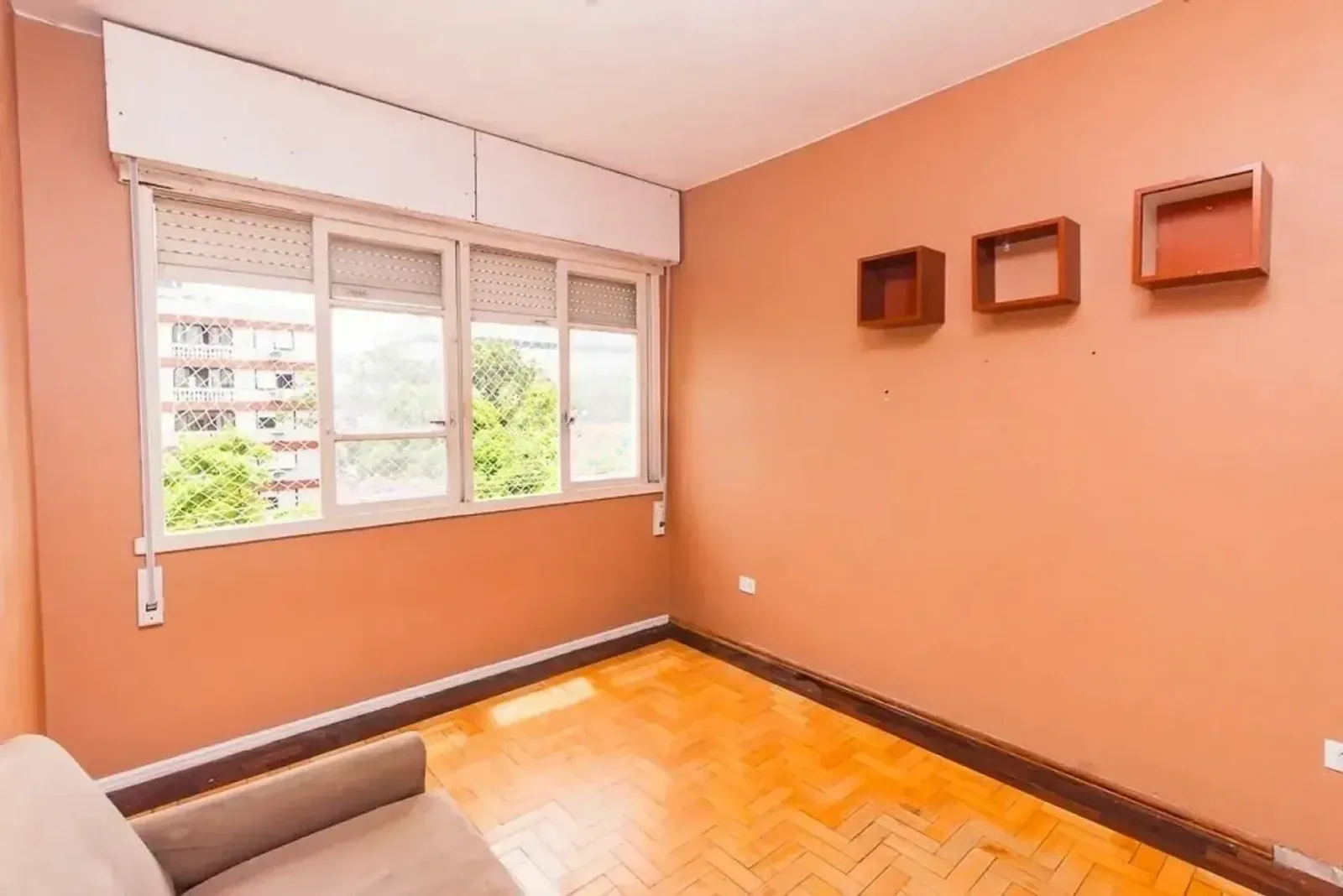 Dormitório com janela e piso de parquet