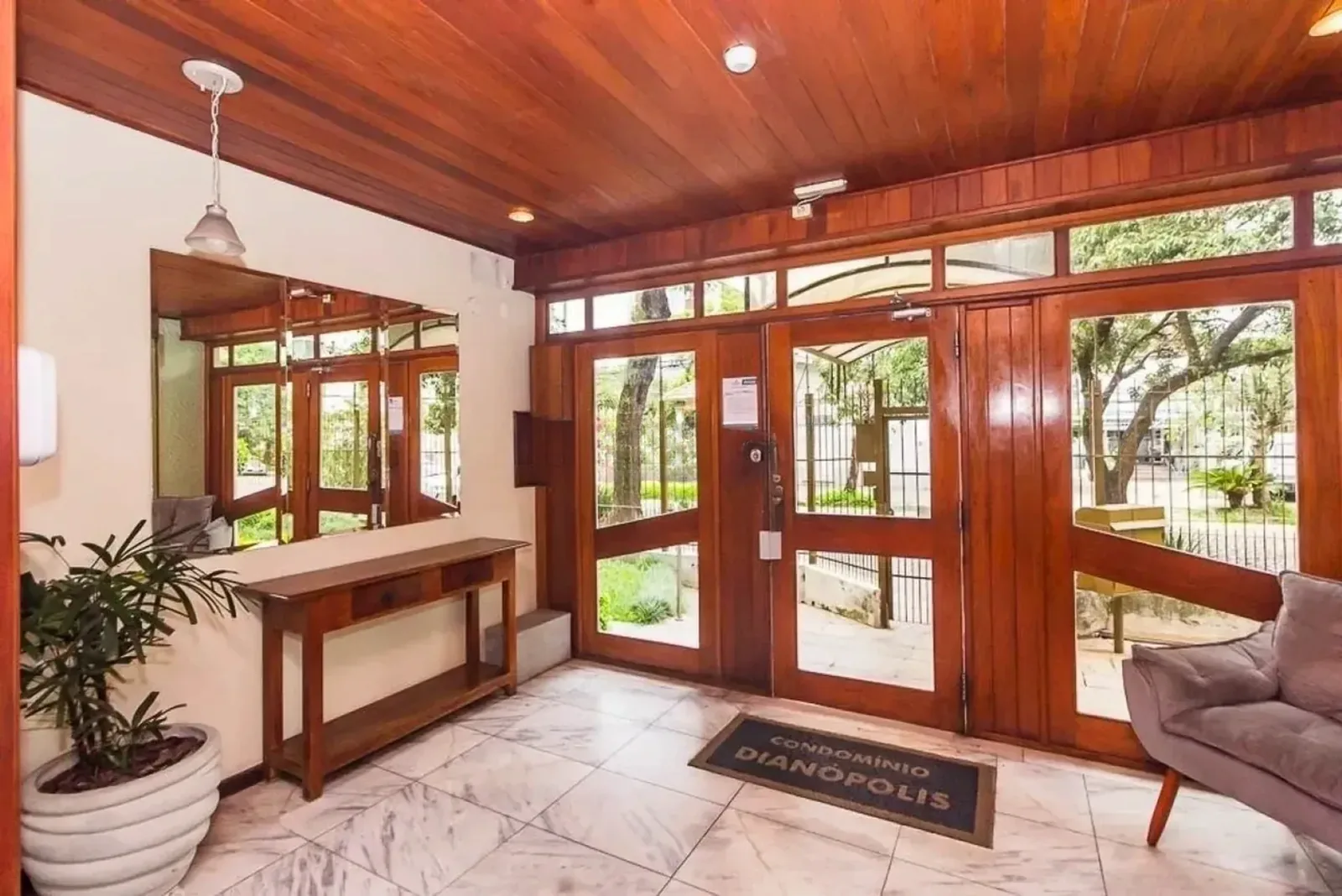 Hall de entrada revestido em madeira