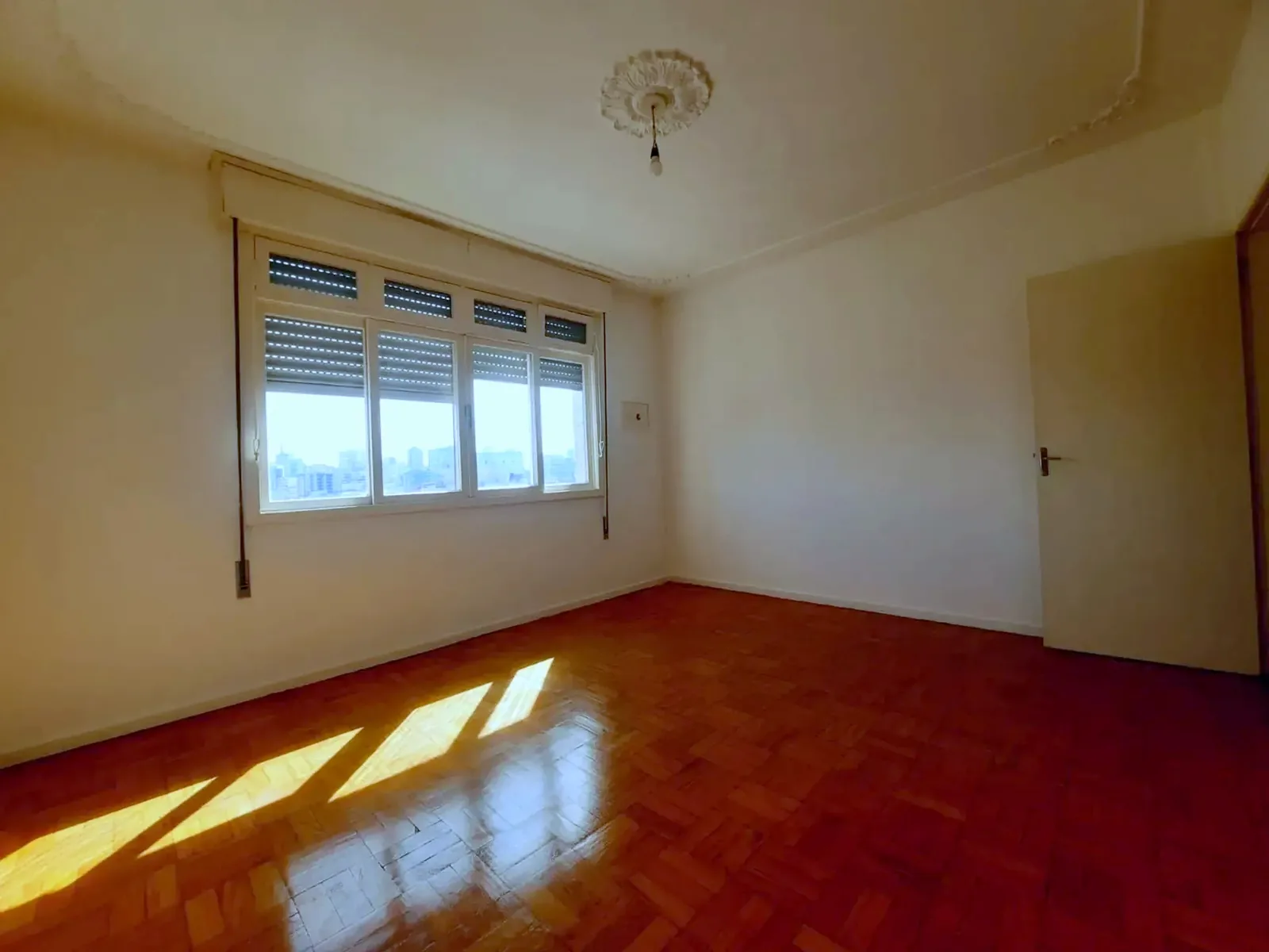 Sala com vista para a cidade