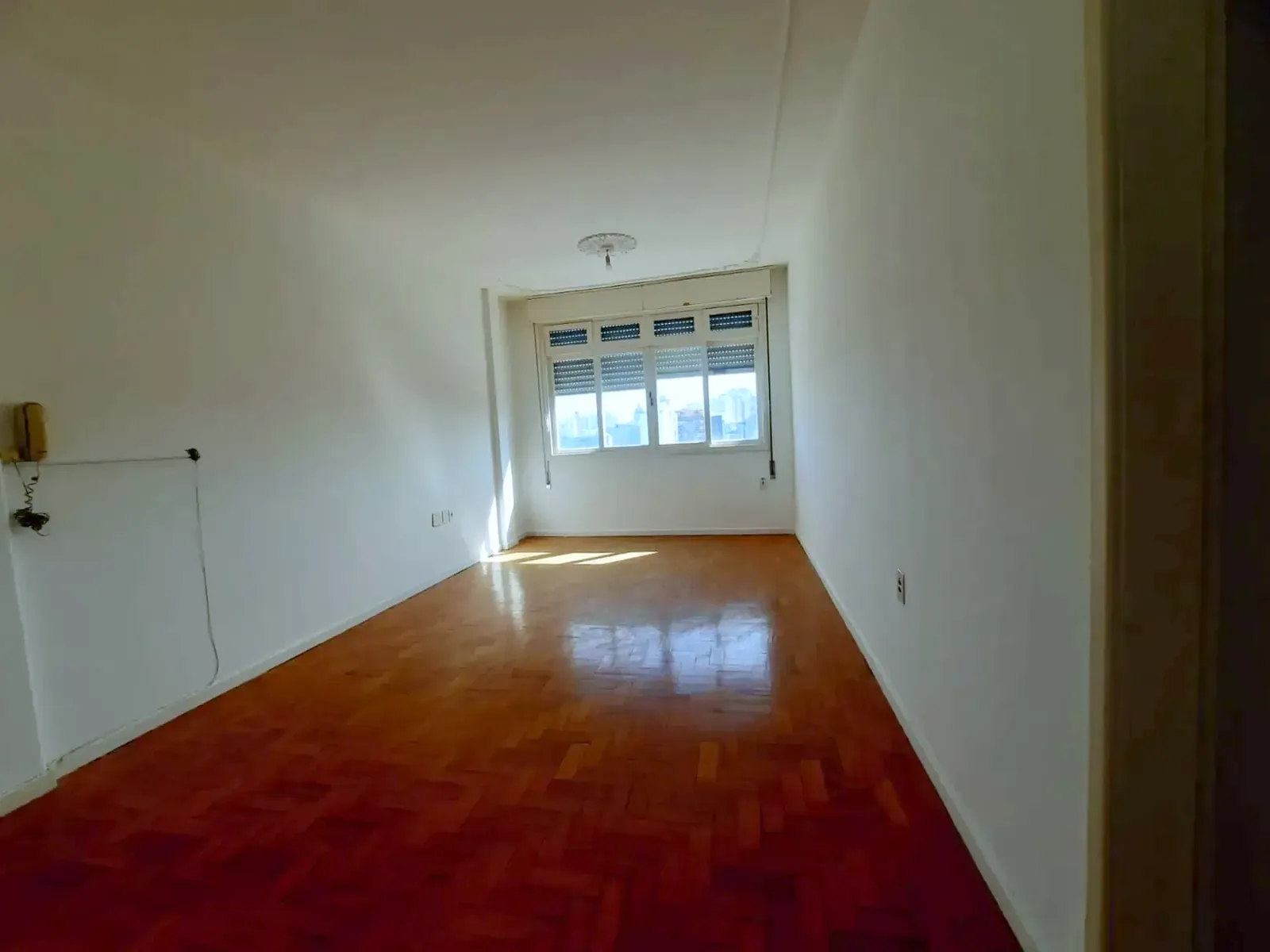 Dormitório com janela ampla