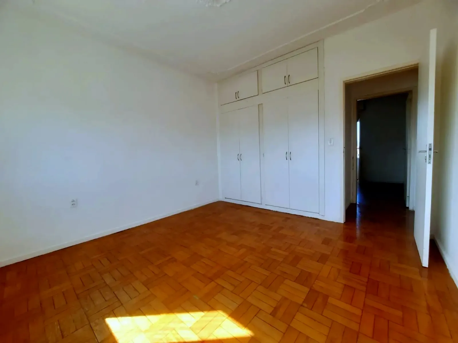 Dormitório com roupeiro embutido