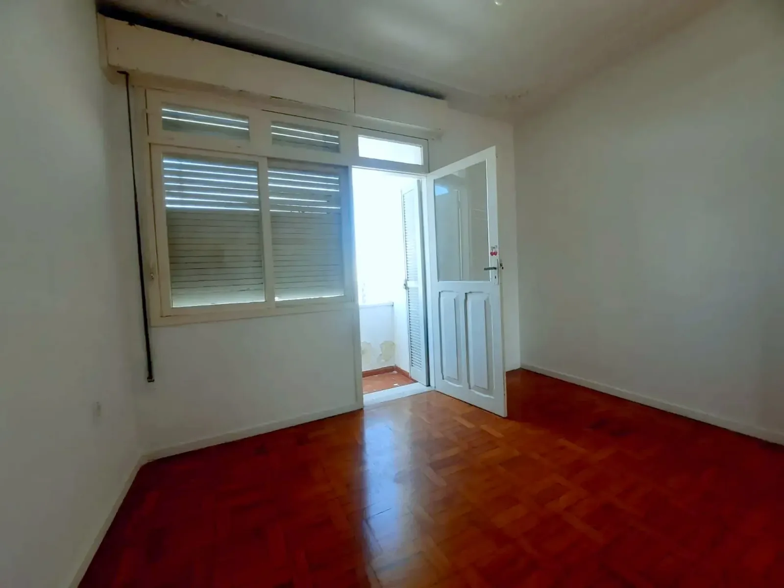 Dormitório com porta para a sacada