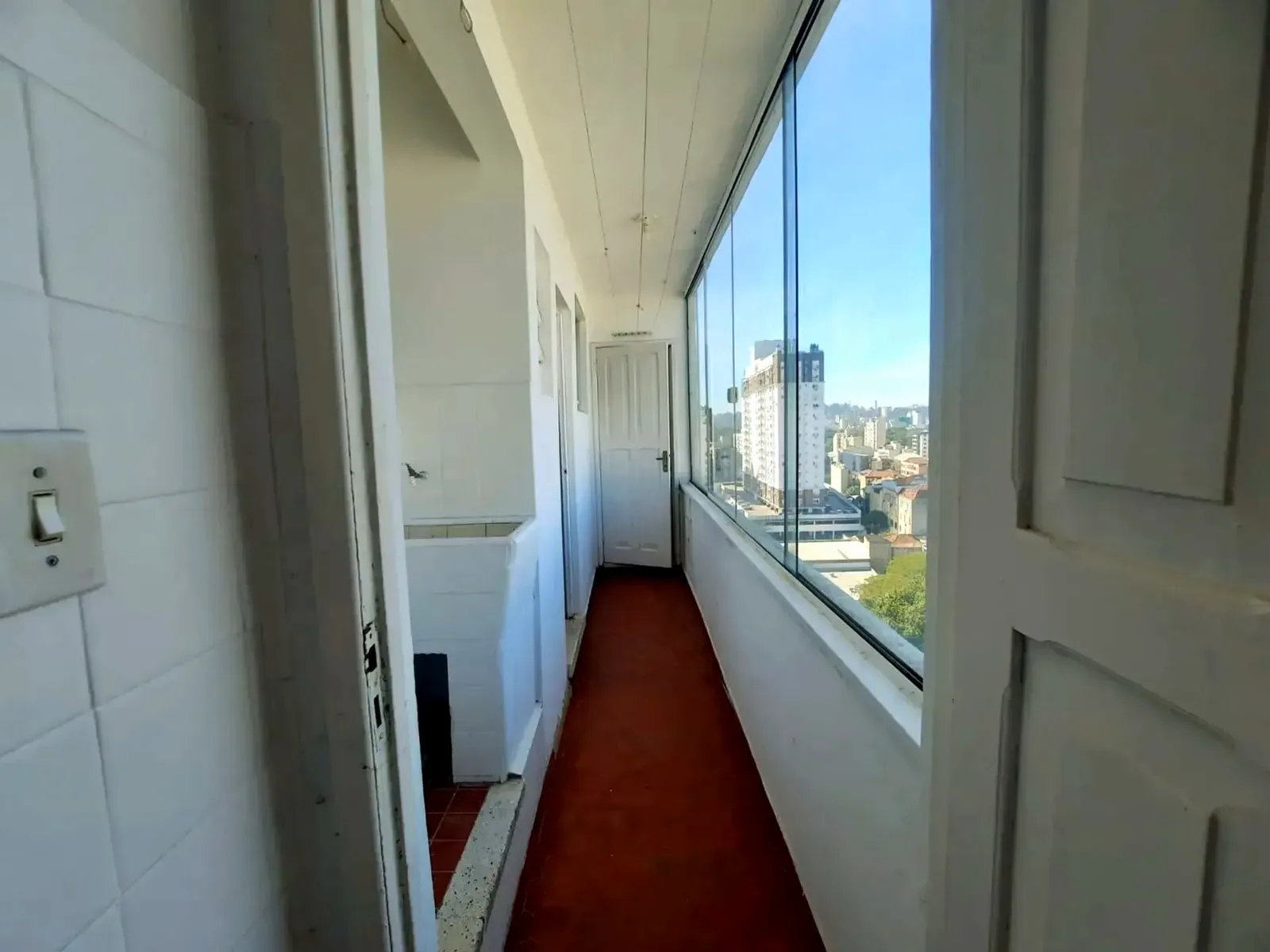 Área de serviço envidraçada com vista