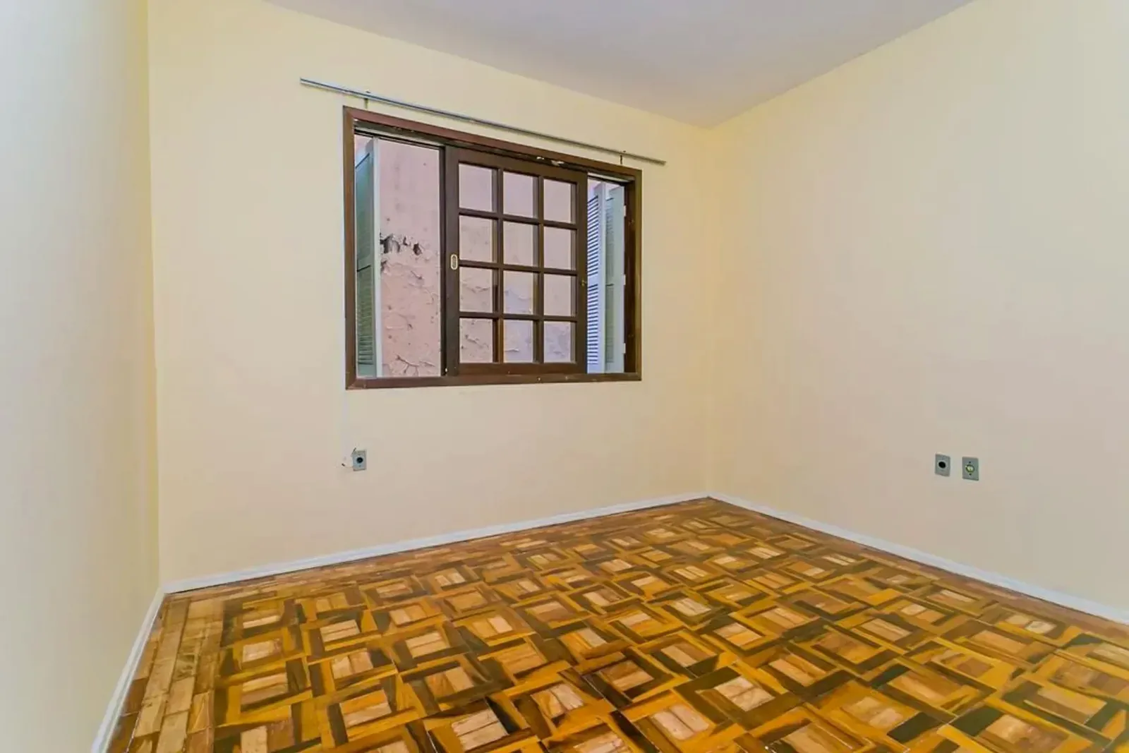 Dormitório com piso de parquet