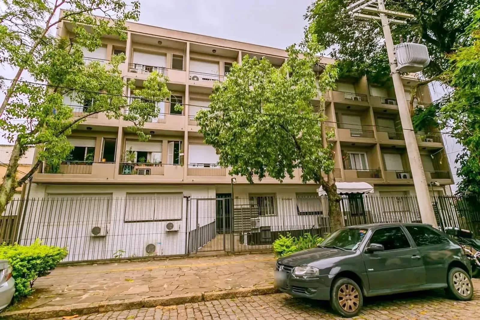 Prédio com jardim e gradil