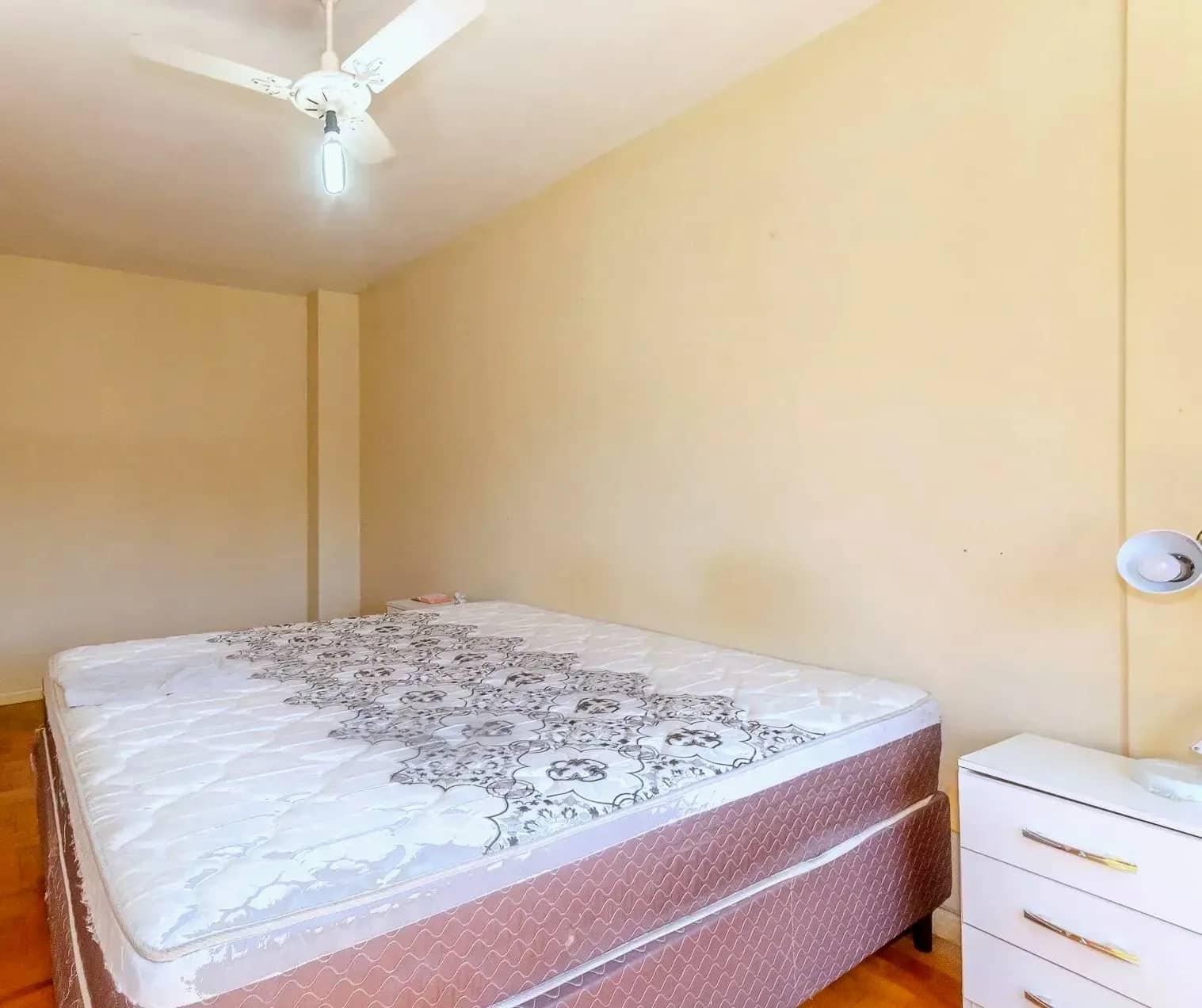 Dormitório com ventilador de teto