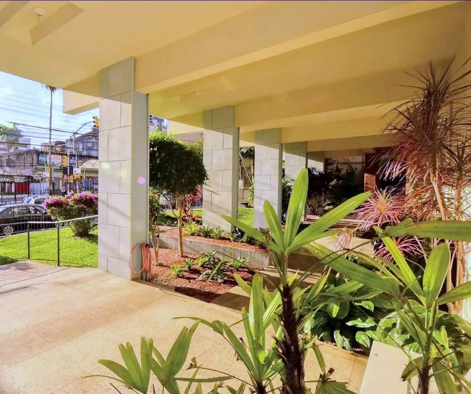 Entrada com jardim