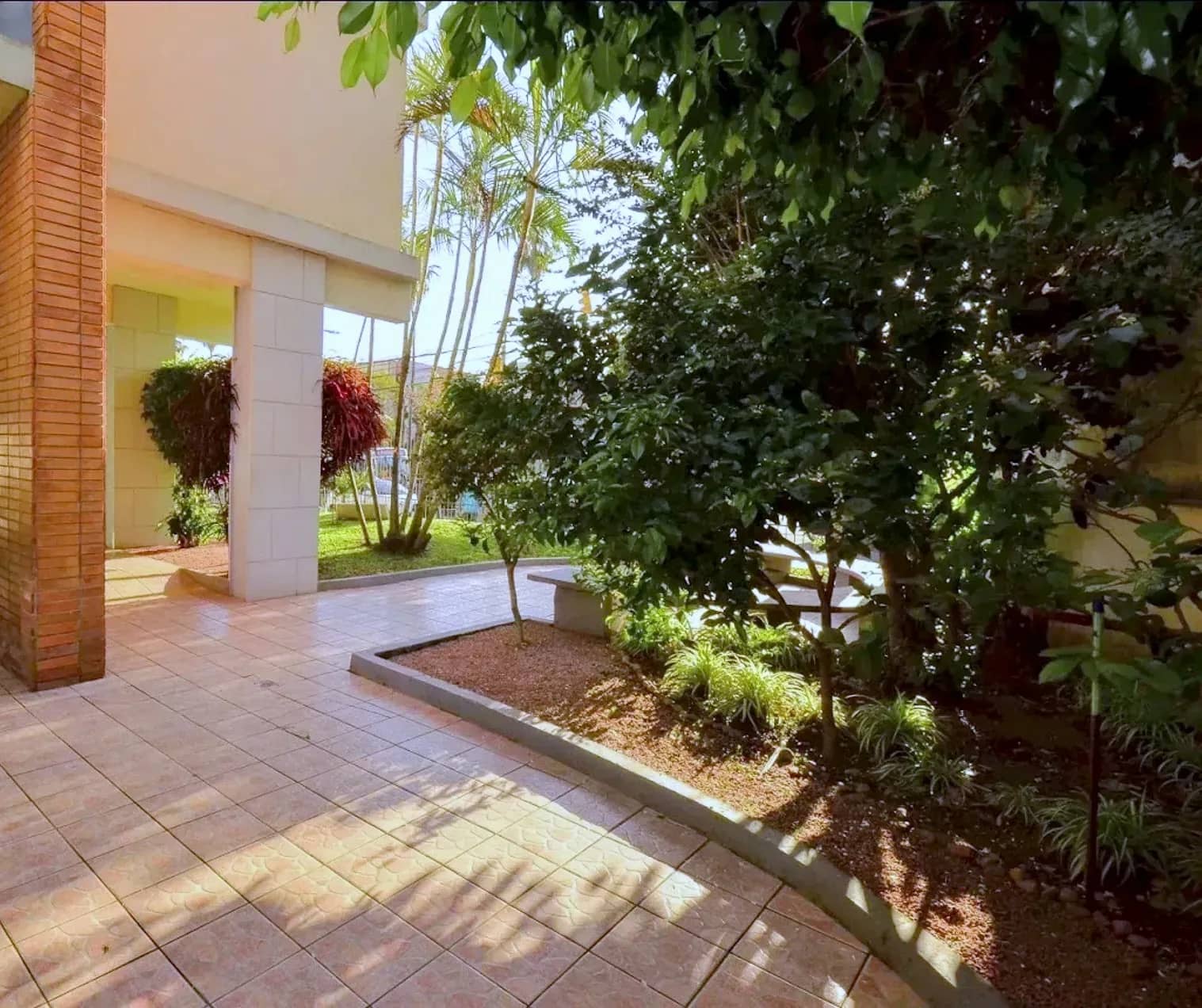 Área coberta com jardim