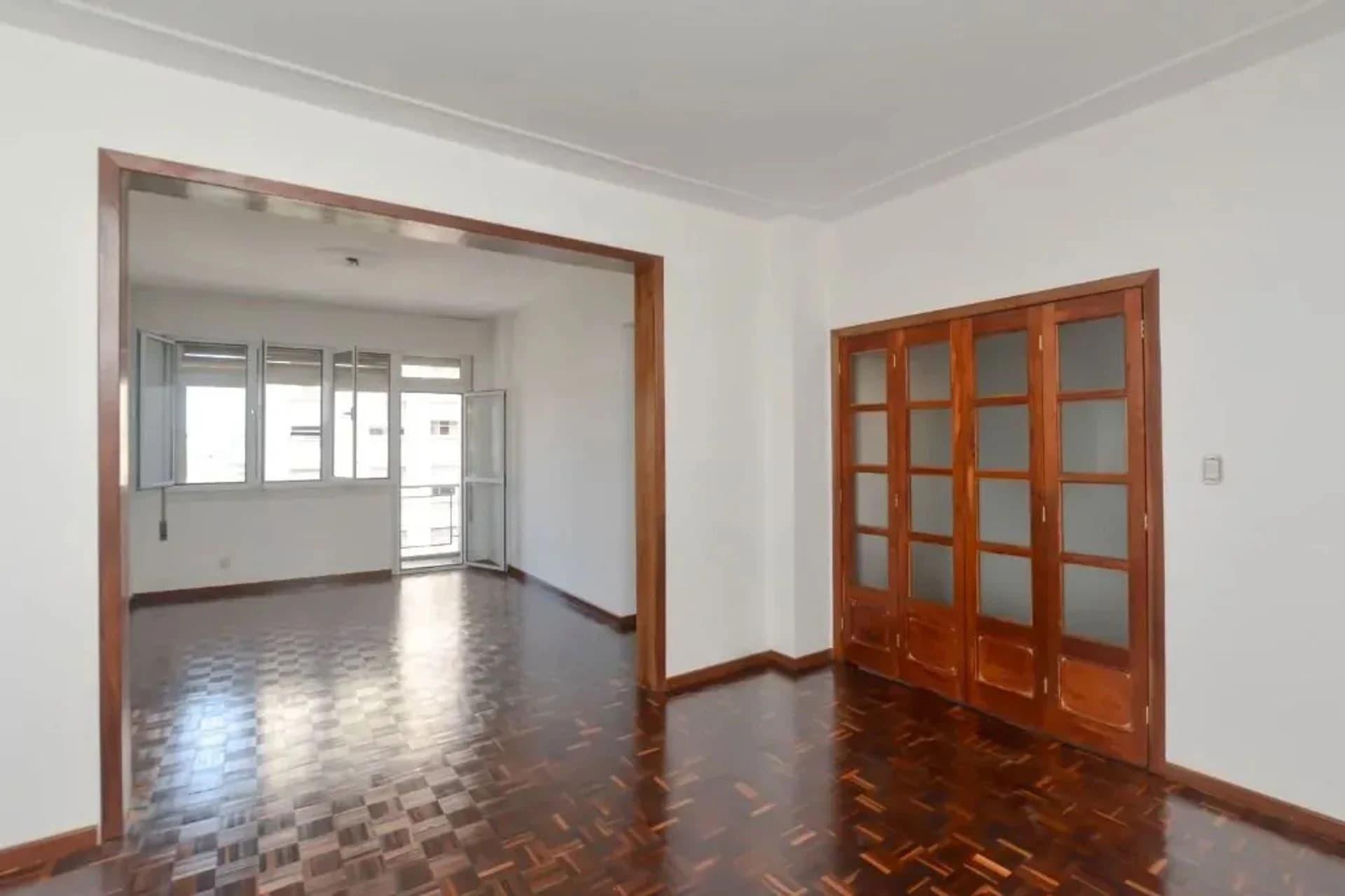 Living com portas para a sacada