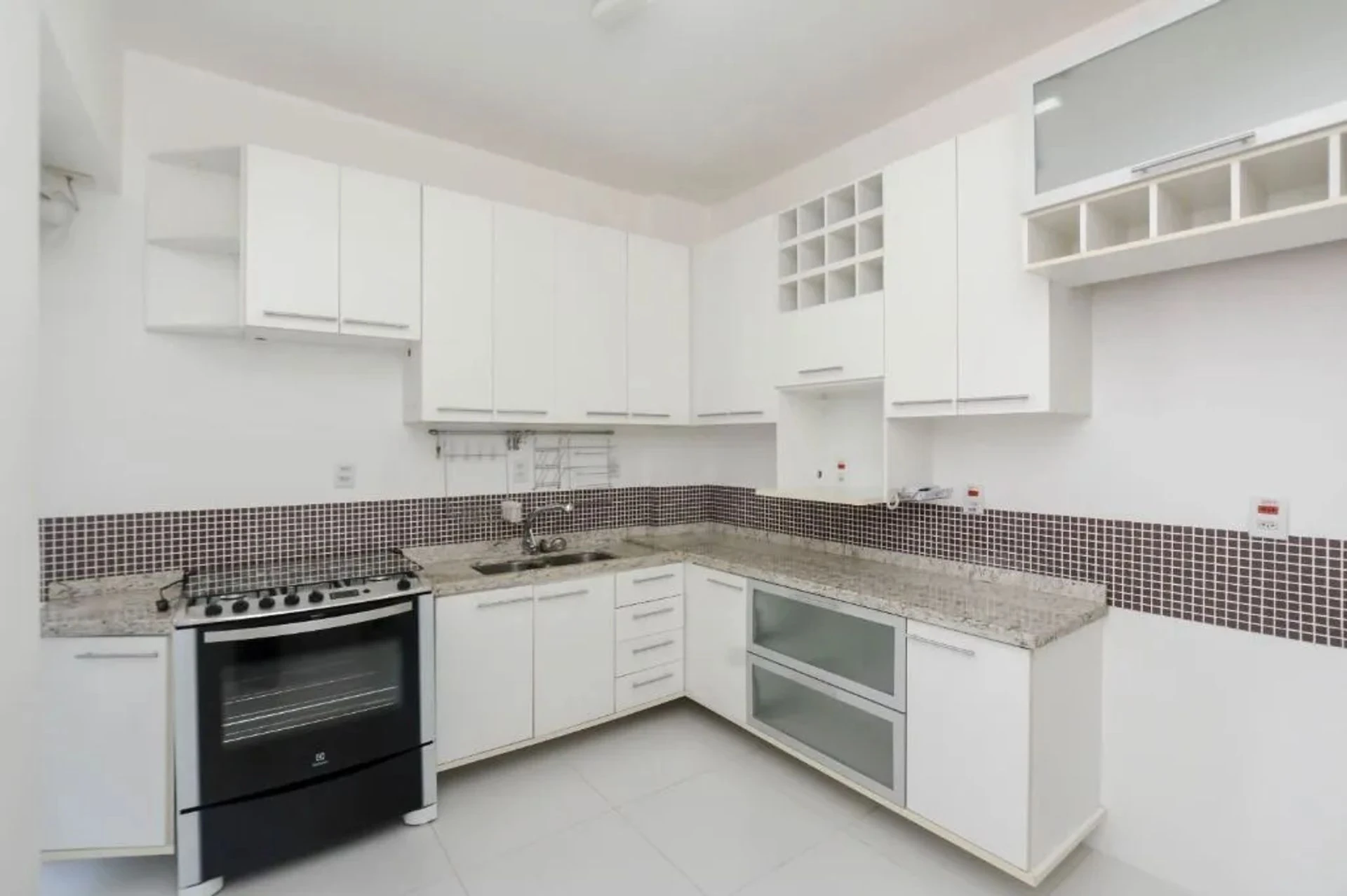 Cozinha com bancada de granito