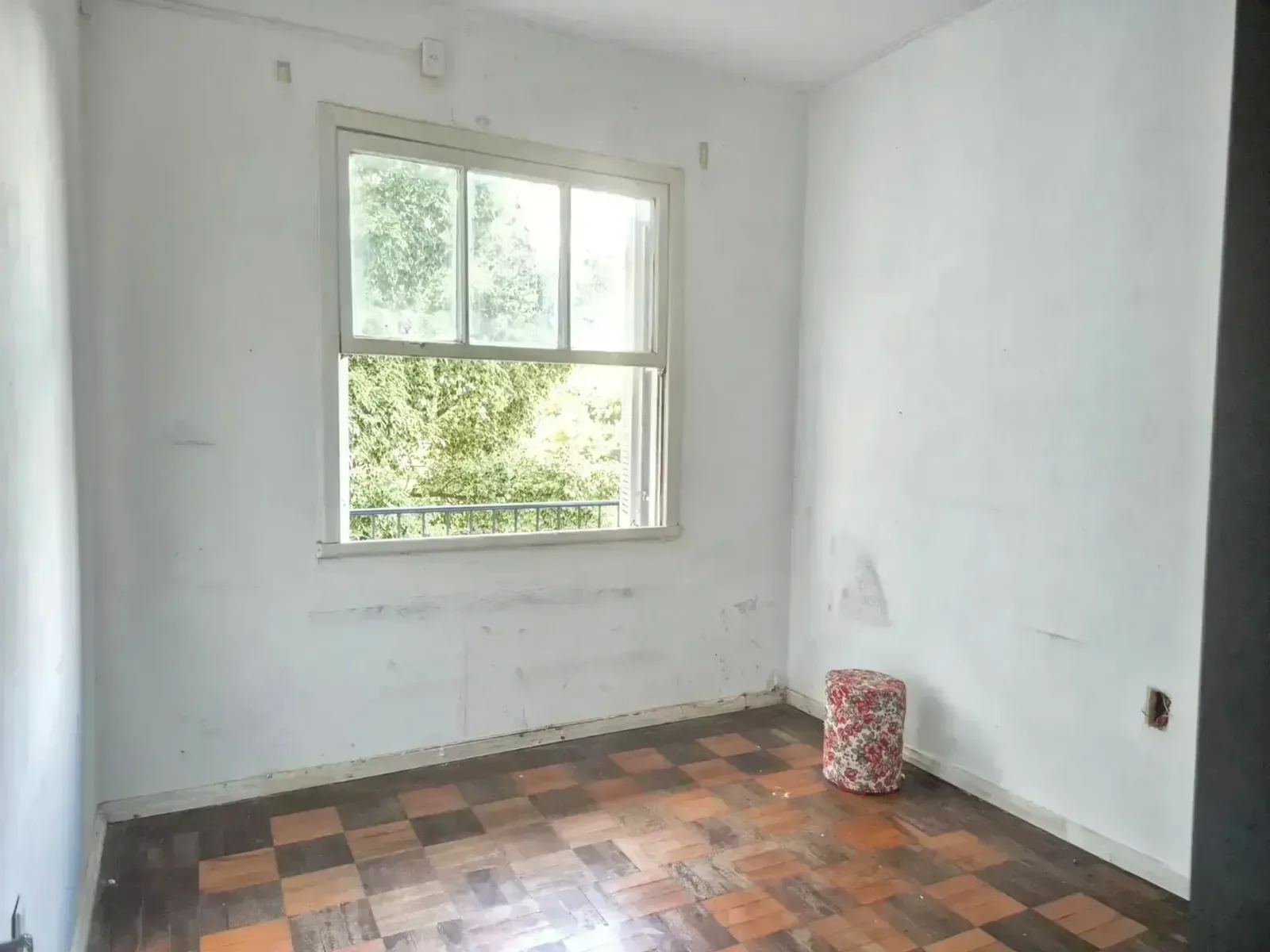 Dormitório com janela para a rua arborizada