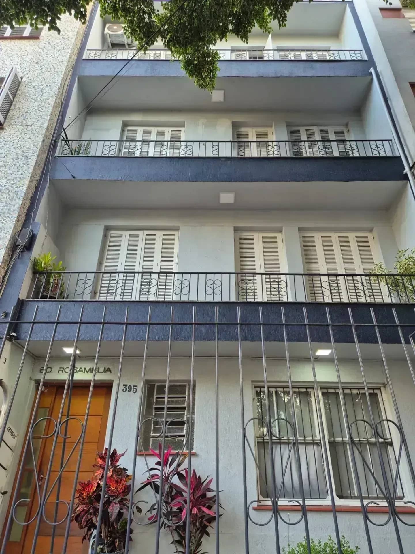 Fachada do prédio com sacadas de ferro trabalhado