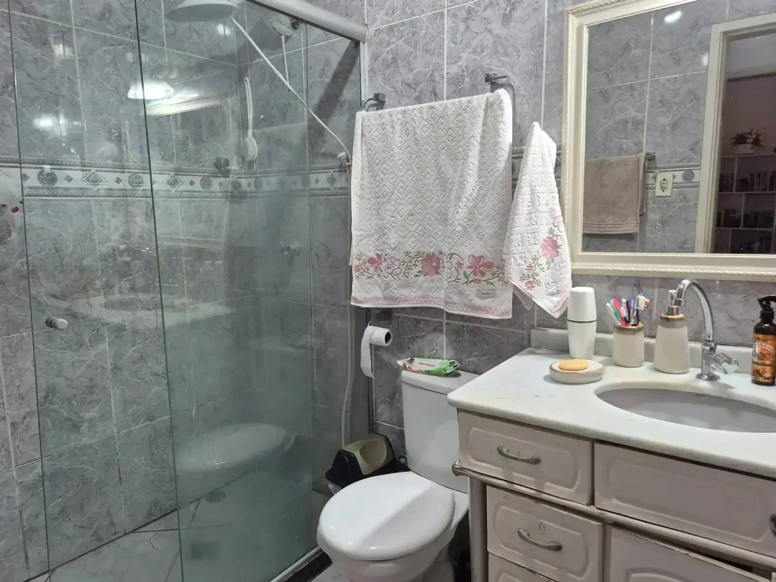 Banheiro social com box de vidro