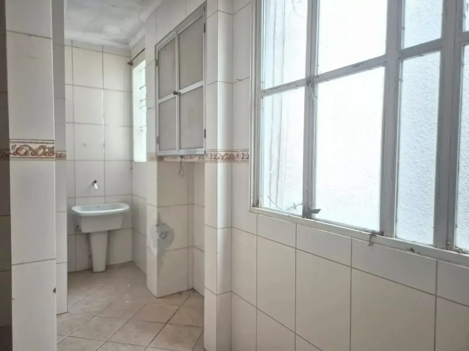 Área de serviço com tanque e janela