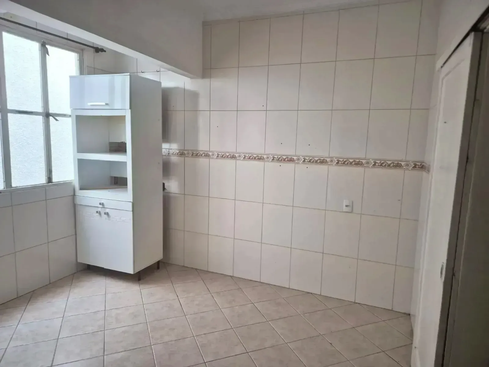 Cozinha com armário e azulejos