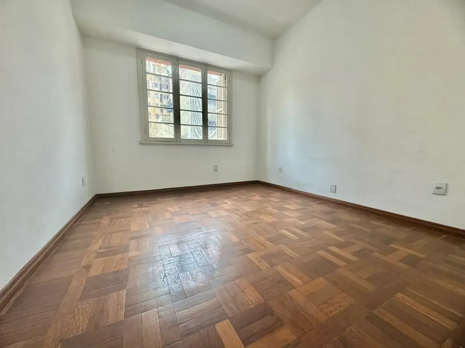 Dormitório com parquet