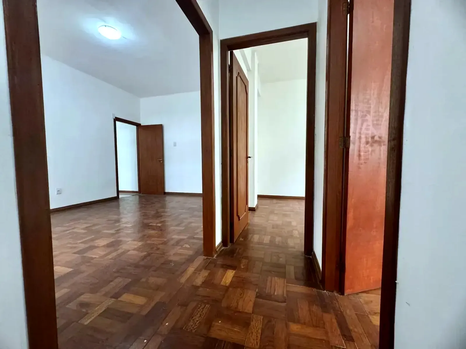 Corredor que leva aos dormitórios