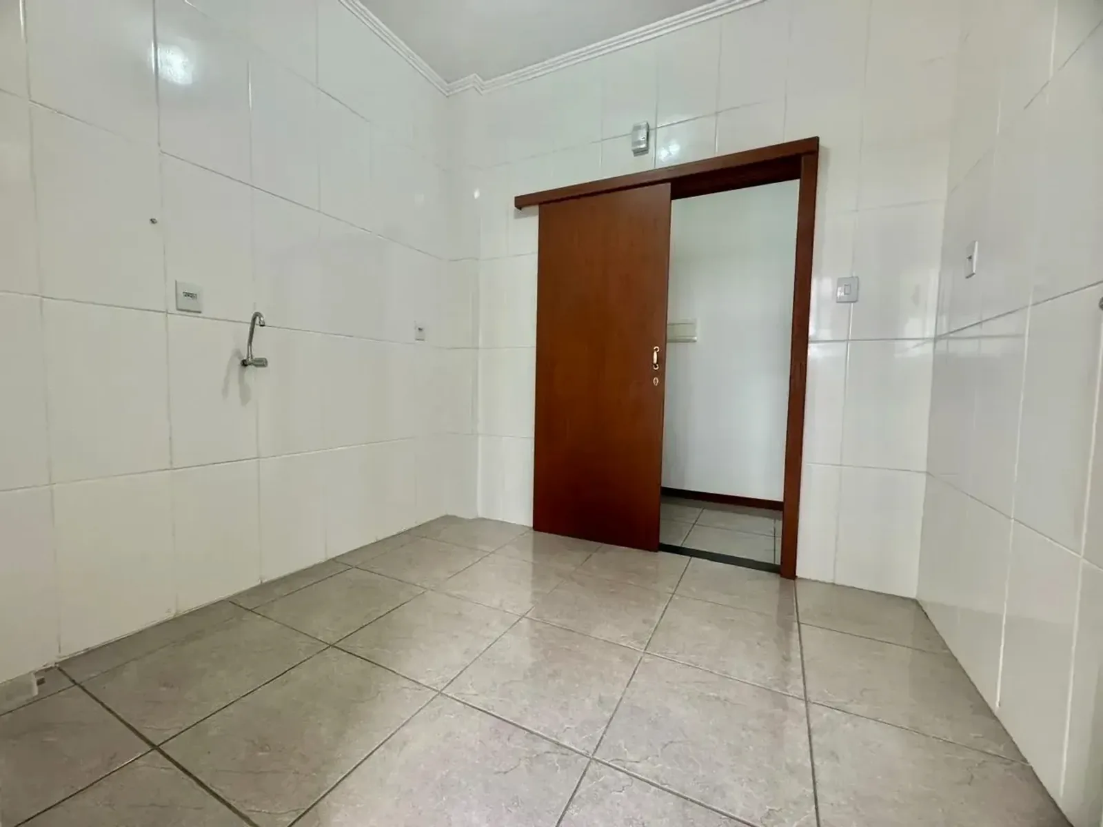 Cozinha reformada com revestimento claro