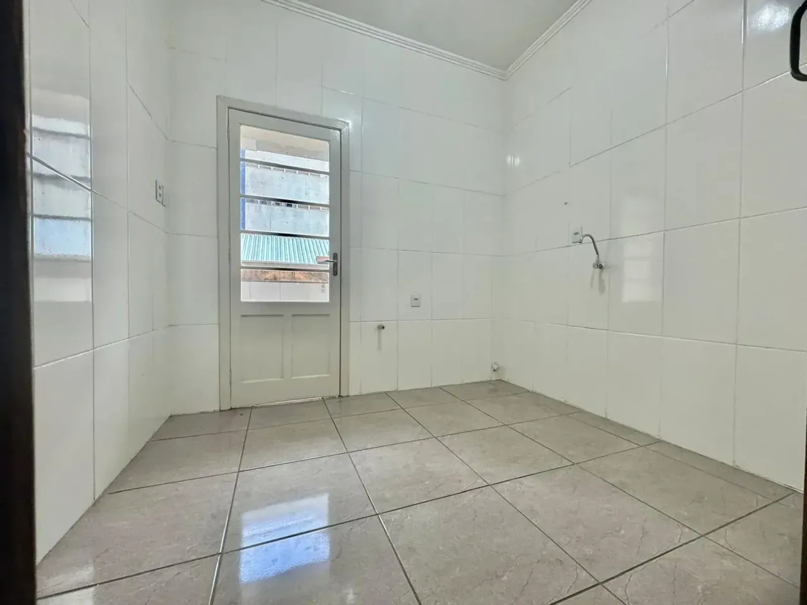 Cozinha com porta para a área de serviço