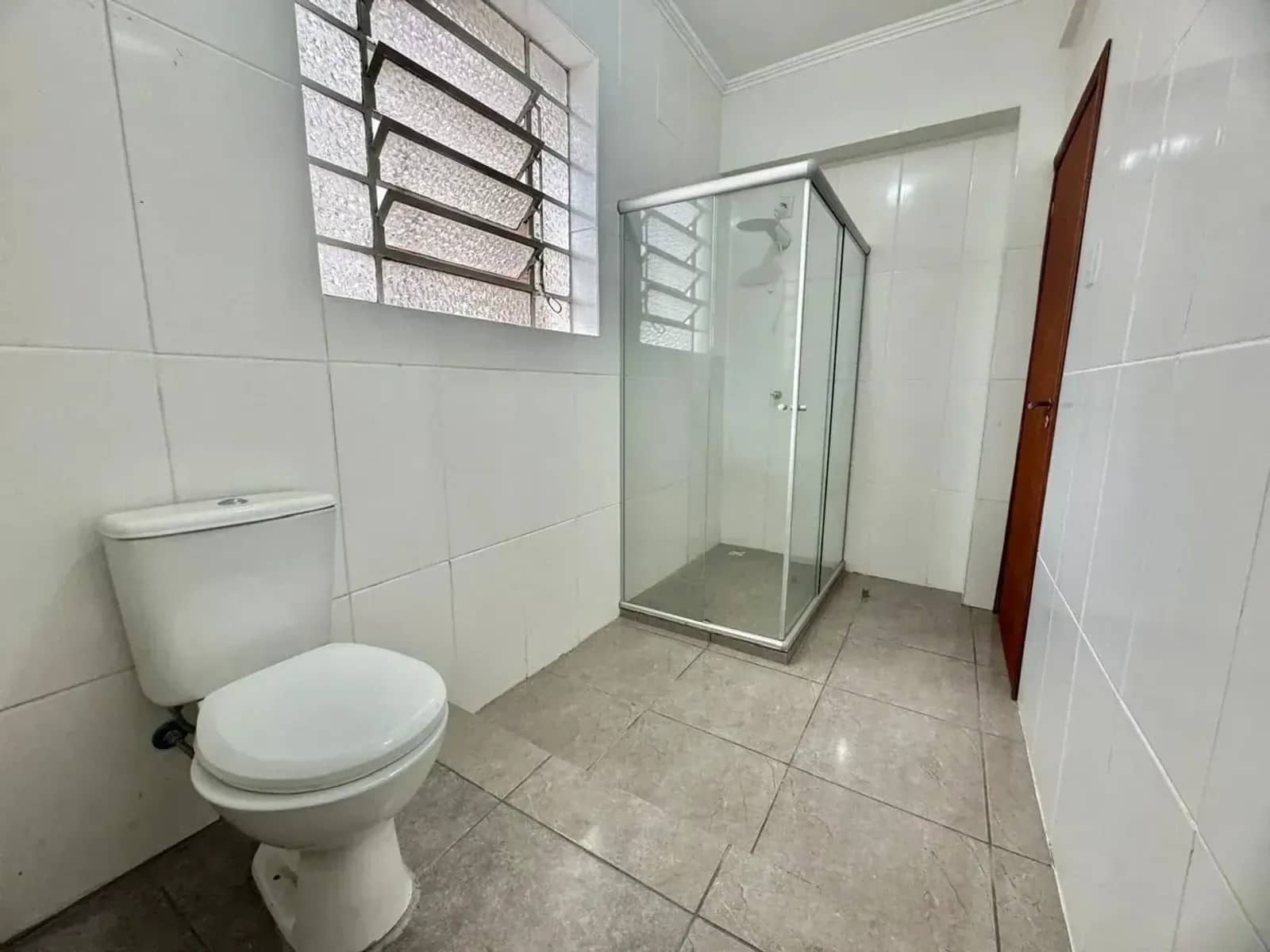 Banheiro com box de vidro