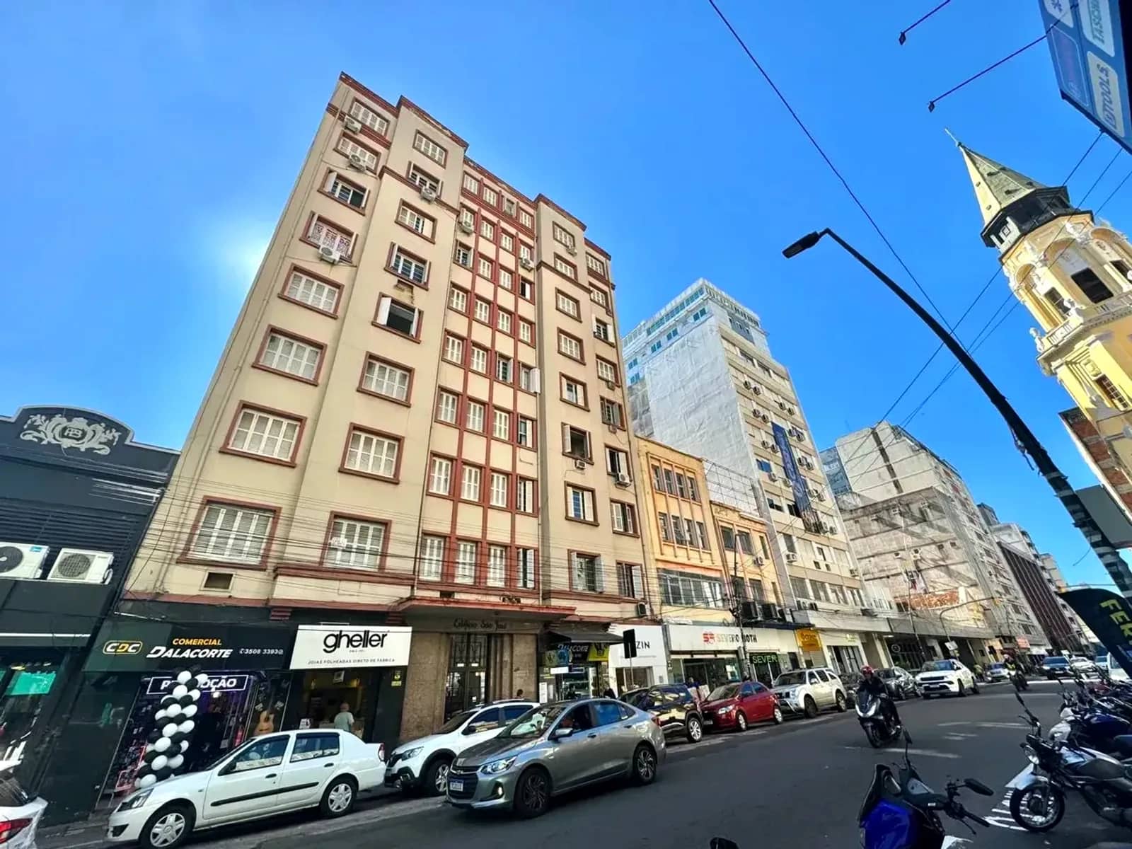 Prédio na Avenida Alberto Bins