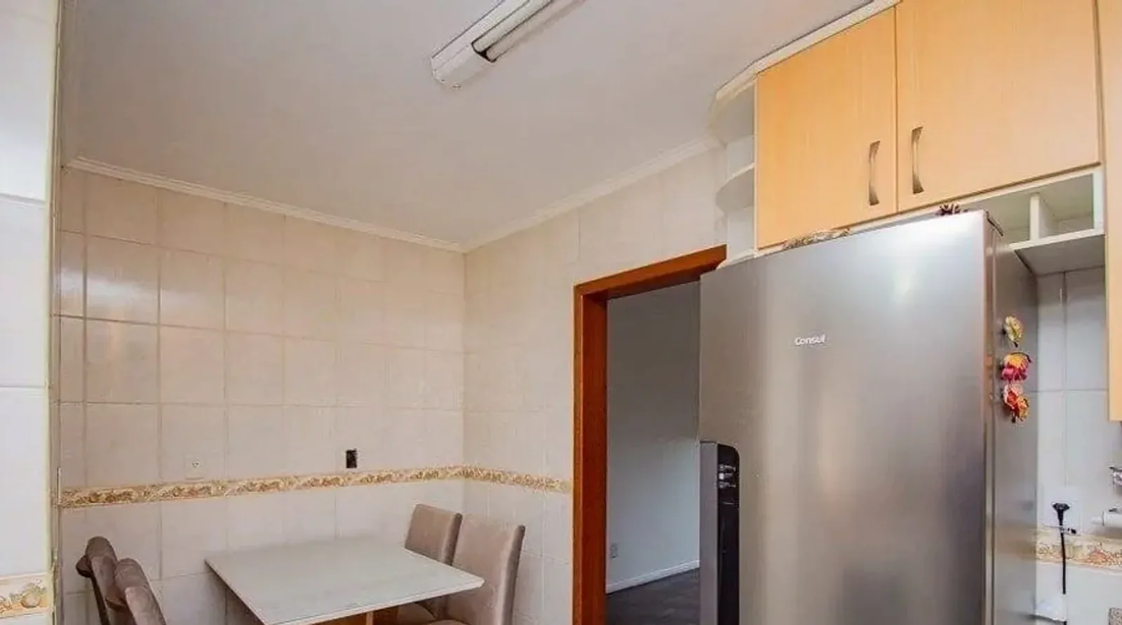 Cozinha com mesa e armários