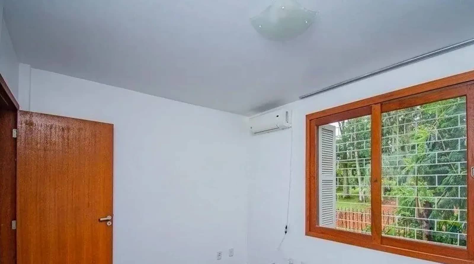 Dormitório com janela para o verde
