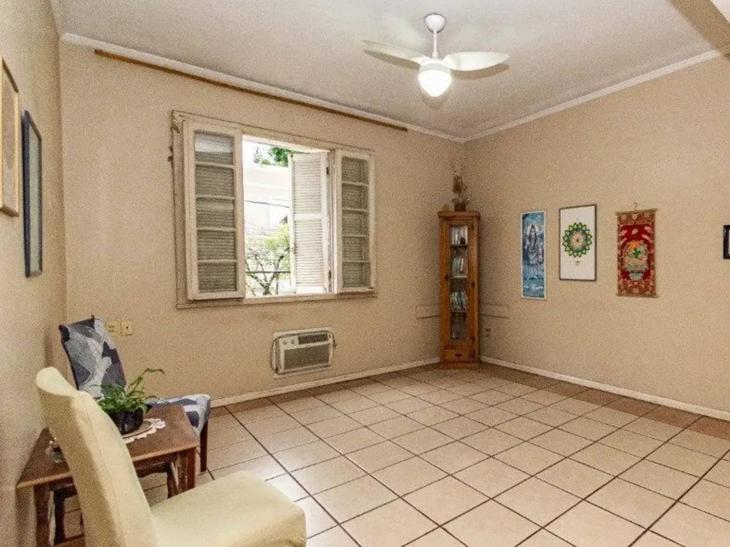 Living amplo com janela para a rua na Auxiliadora, em Porto Alegre