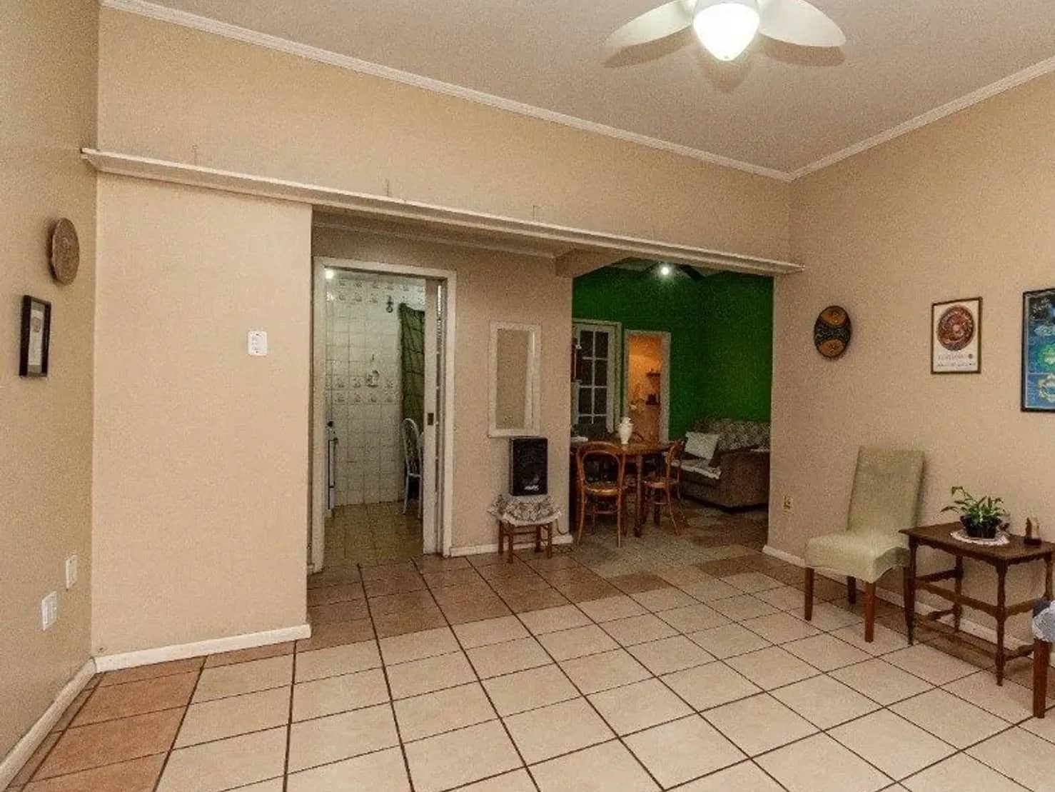 Living e passagem para a sala de jantar