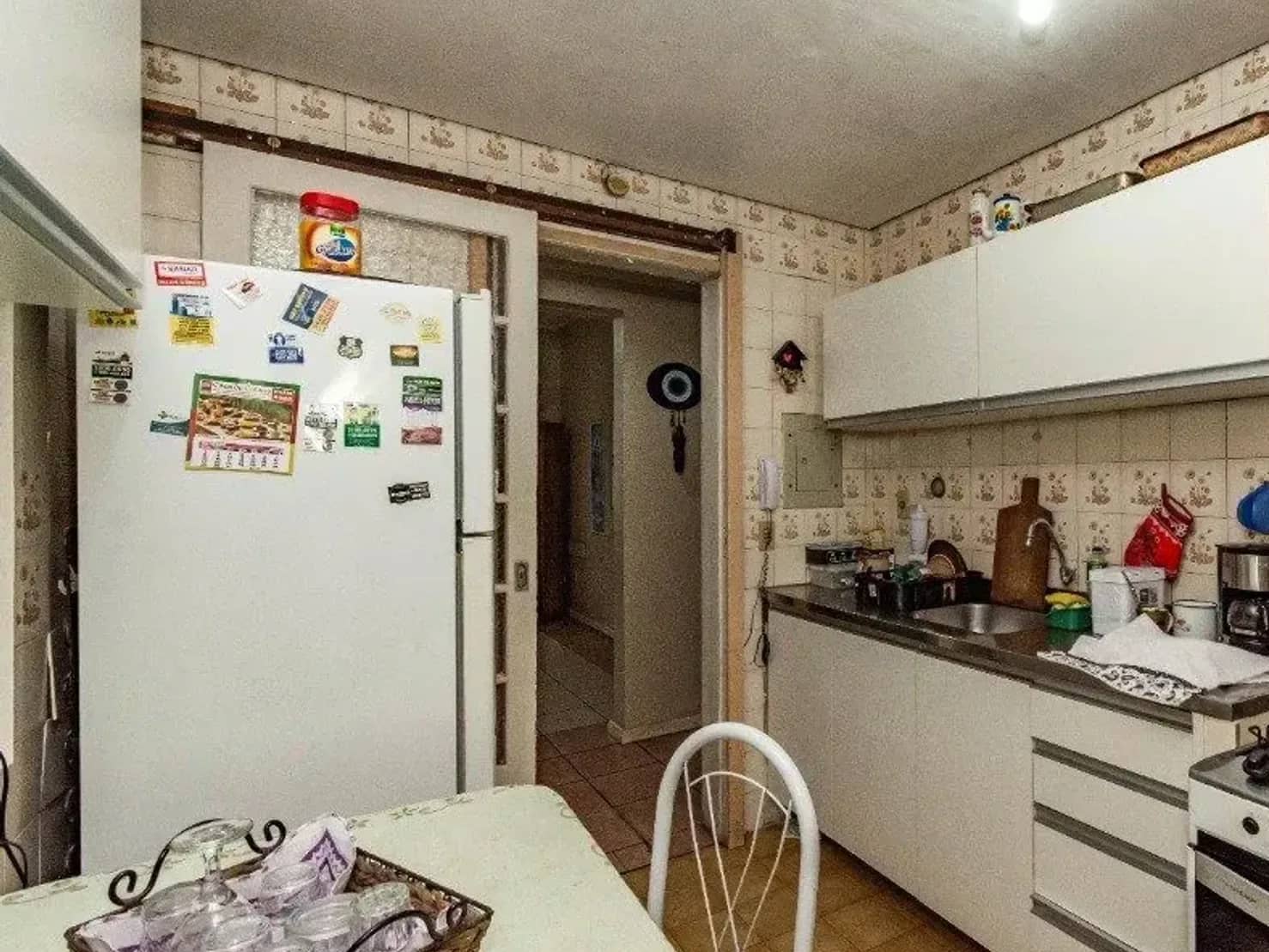 Cozinha com fogão e armários